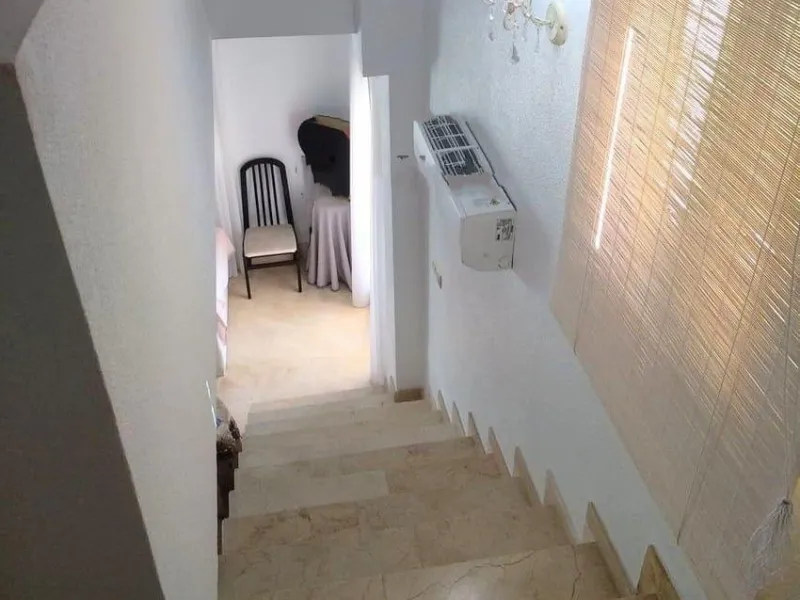 Eng.: This fabulous luxury apartment is located in one of the best areas of the Benalmádena coast, close to fine restaurants and all kinds of services. Thanks to its corner location, we can enjoy wonderful sea views.