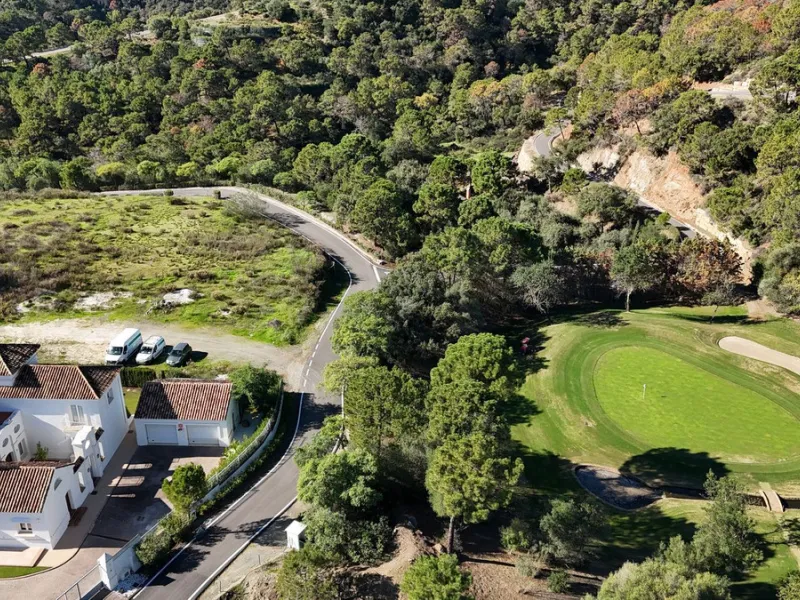 Turn-key luxury villa for sale within the Marbella Club Golf Resort, in a very quiet area surrounded by forest.