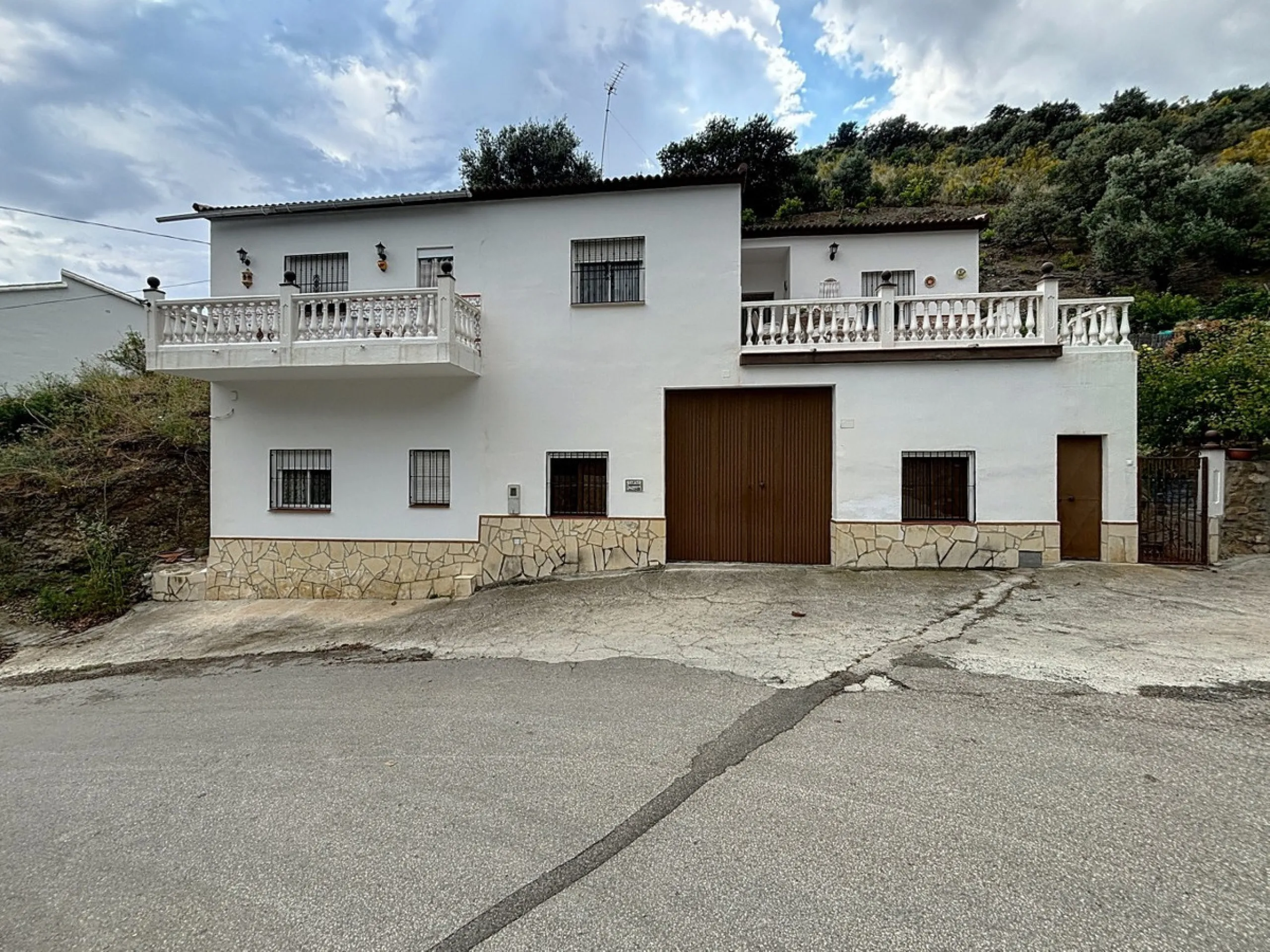 Move in, feel at home and enjoy life this charming, detached house, built in 2013, combines modern comfort with rural tranquility. Its the perfect place for those who value independence, space and privacy. At the heart of the home is the spacious living r
