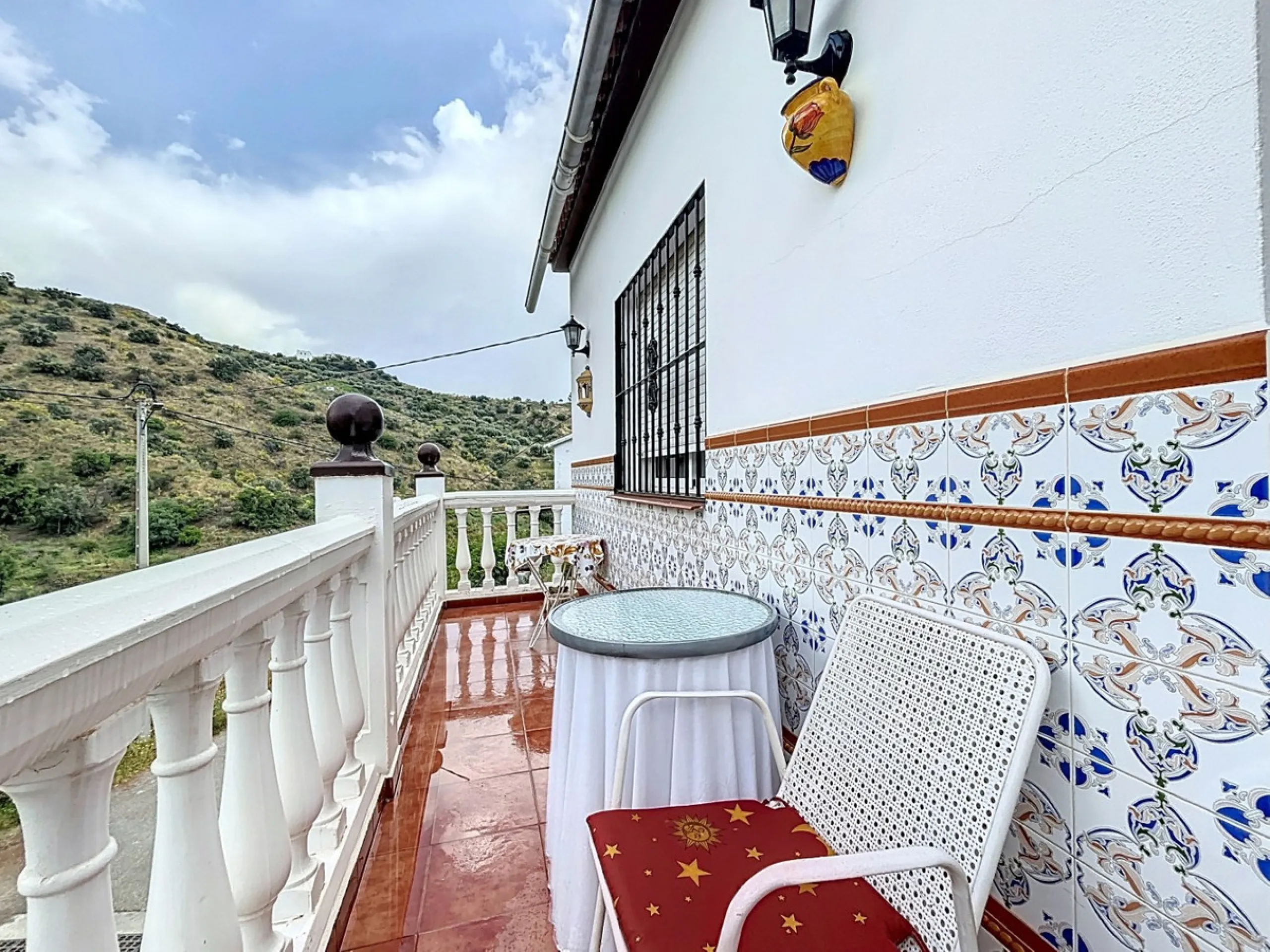 Move in, feel at home and enjoy life this charming, detached house, built in 2013, combines modern comfort with rural tranquility. Its the perfect place for those who value independence, space and privacy. At the heart of the home is the spacious living r