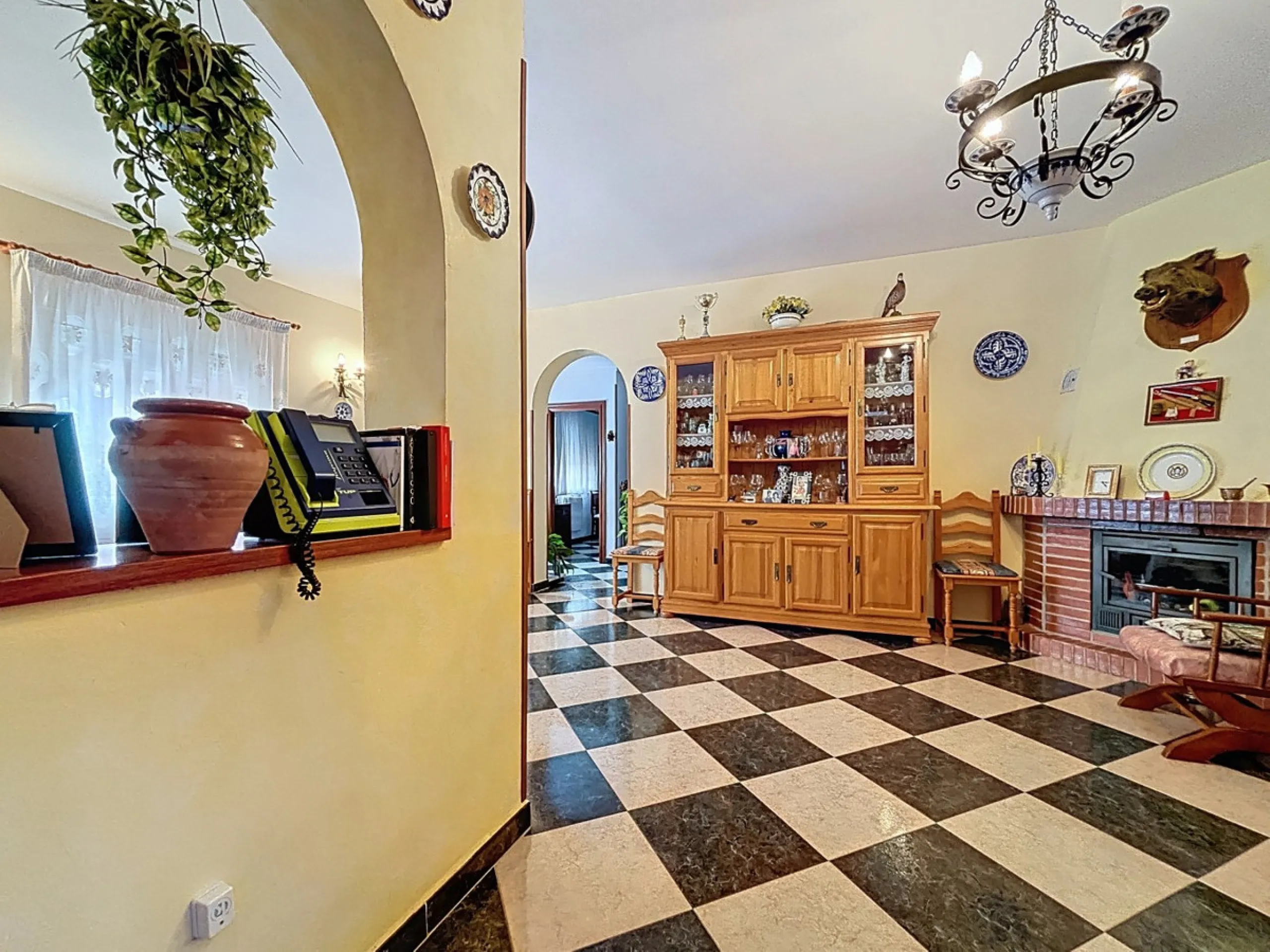 Move in, feel at home and enjoy life this charming, detached house, built in 2013, combines modern comfort with rural tranquility. Its the perfect place for those who value independence, space and privacy. At the heart of the home is the spacious living r