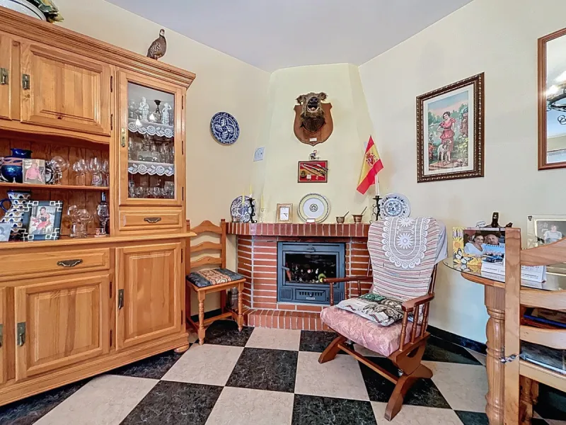 Move in, feel at home and enjoy life this charming, detached house, built in 2013, combines modern comfort with rural tranquility. Its the perfect place for those who value independence, space and privacy. At the heart of the home is the spacious living r