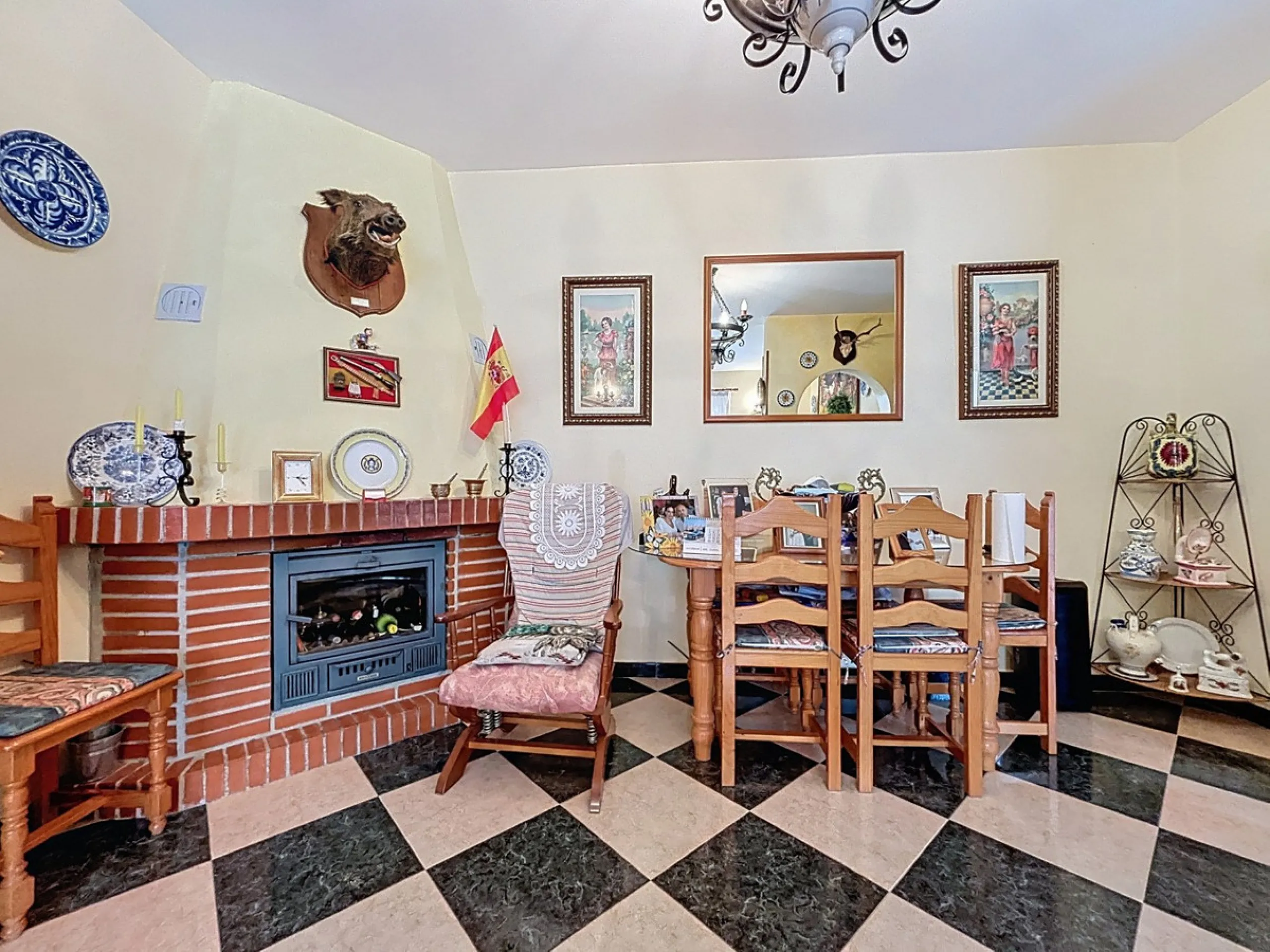 Move in, feel at home and enjoy life this charming, detached house, built in 2013, combines modern comfort with rural tranquility. Its the perfect place for those who value independence, space and privacy. At the heart of the home is the spacious living r