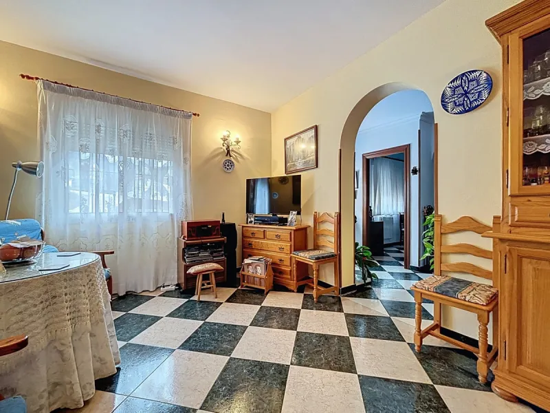 Move in, feel at home and enjoy life this charming, detached house, built in 2013, combines modern comfort with rural tranquility. Its the perfect place for those who value independence, space and privacy. At the heart of the home is the spacious living r