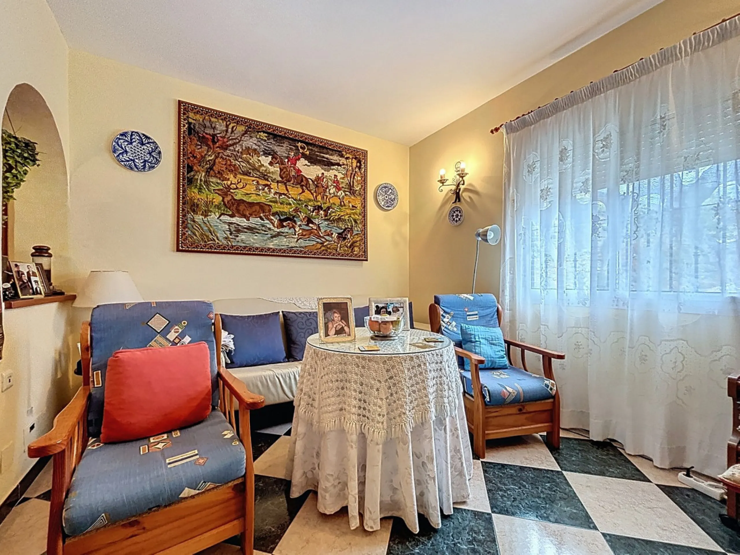 Move in, feel at home and enjoy life this charming, detached house, built in 2013, combines modern comfort with rural tranquility. Its the perfect place for those who value independence, space and privacy. At the heart of the home is the spacious living r