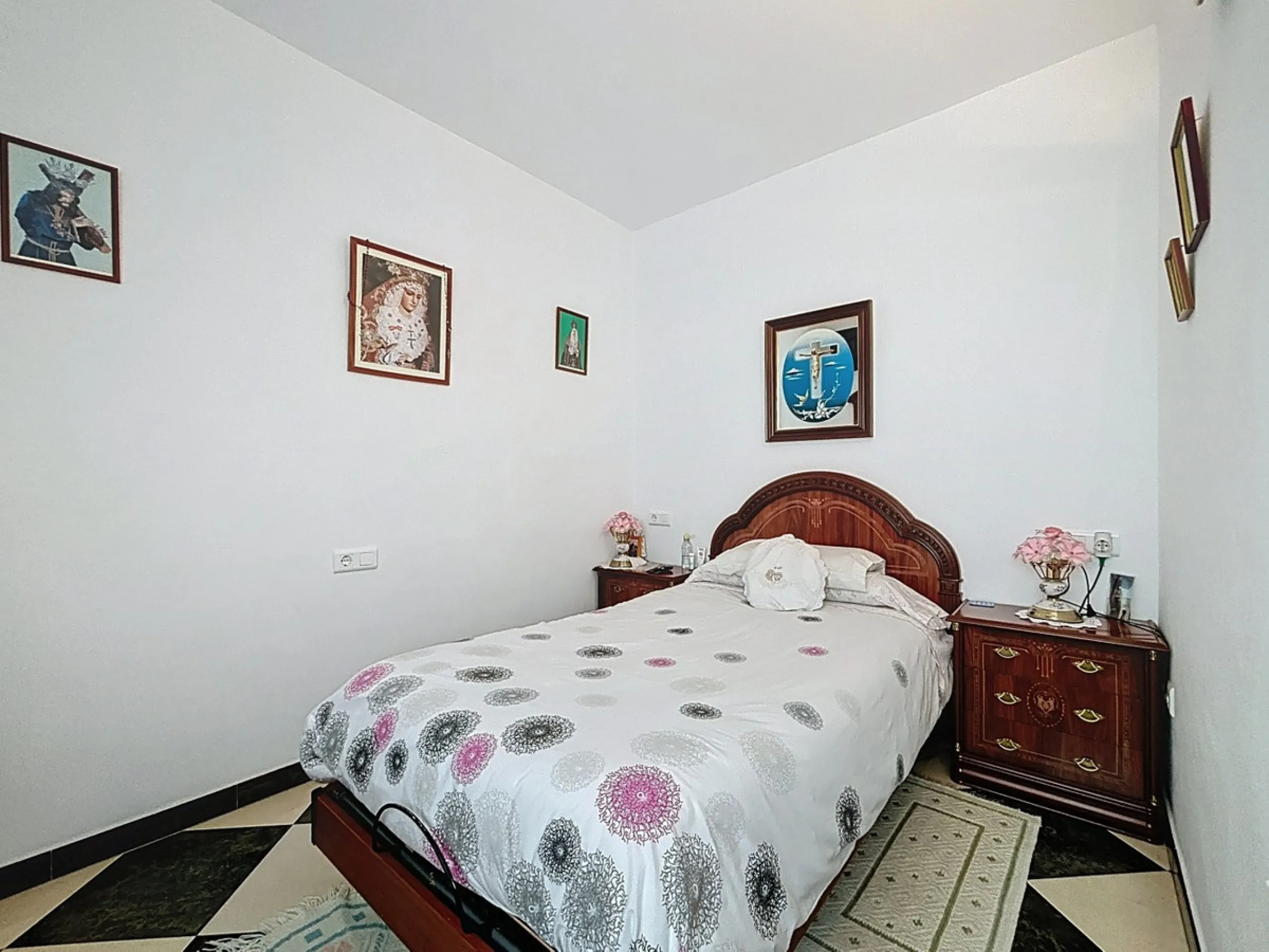 Move in, feel at home and enjoy life this charming, detached house, built in 2013, combines modern comfort with rural tranquility. Its the perfect place for those who value independence, space and privacy. At the heart of the home is the spacious living r