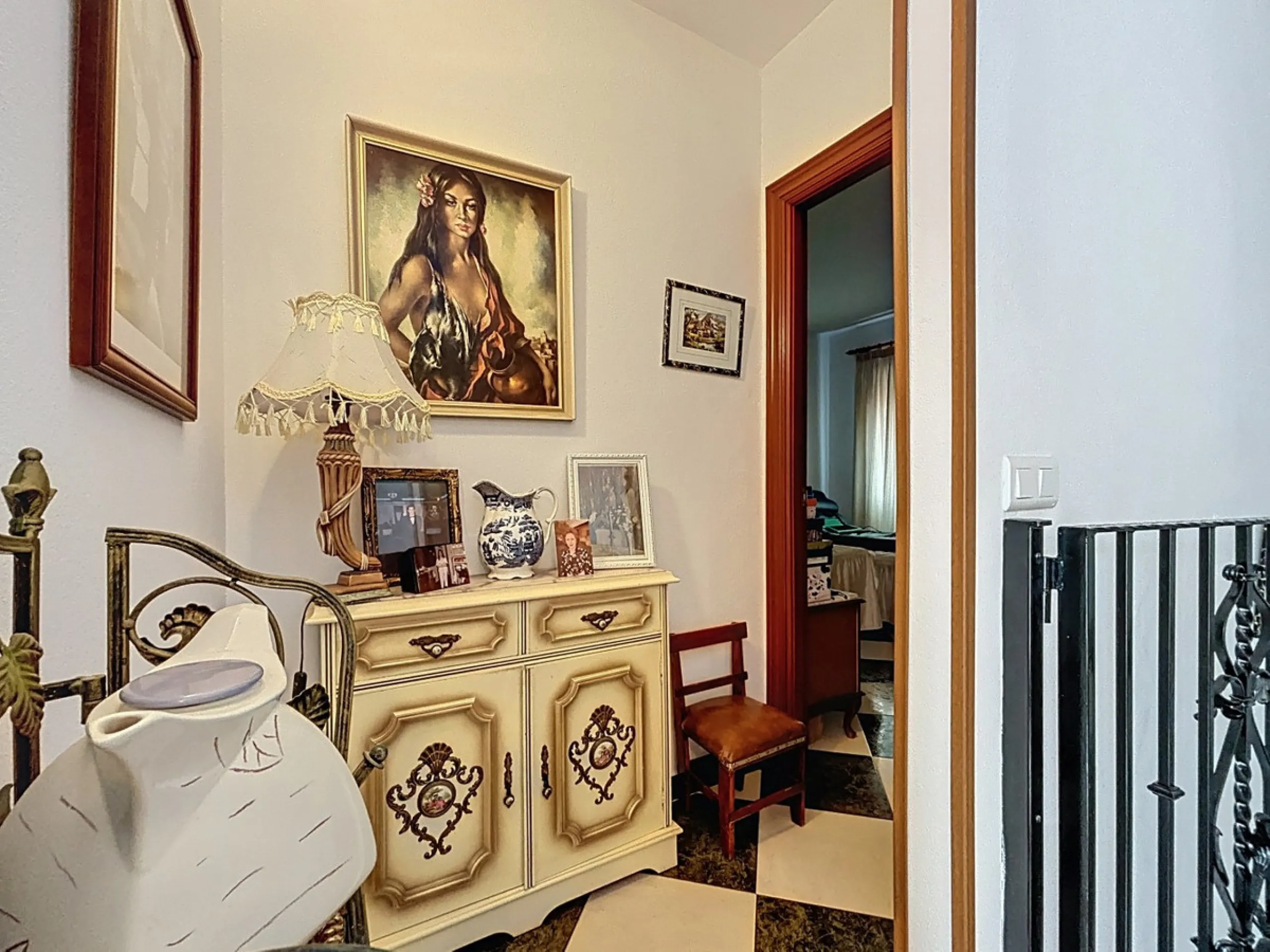 Move in, feel at home and enjoy life this charming, detached house, built in 2013, combines modern comfort with rural tranquility. Its the perfect place for those who value independence, space and privacy. At the heart of the home is the spacious living r