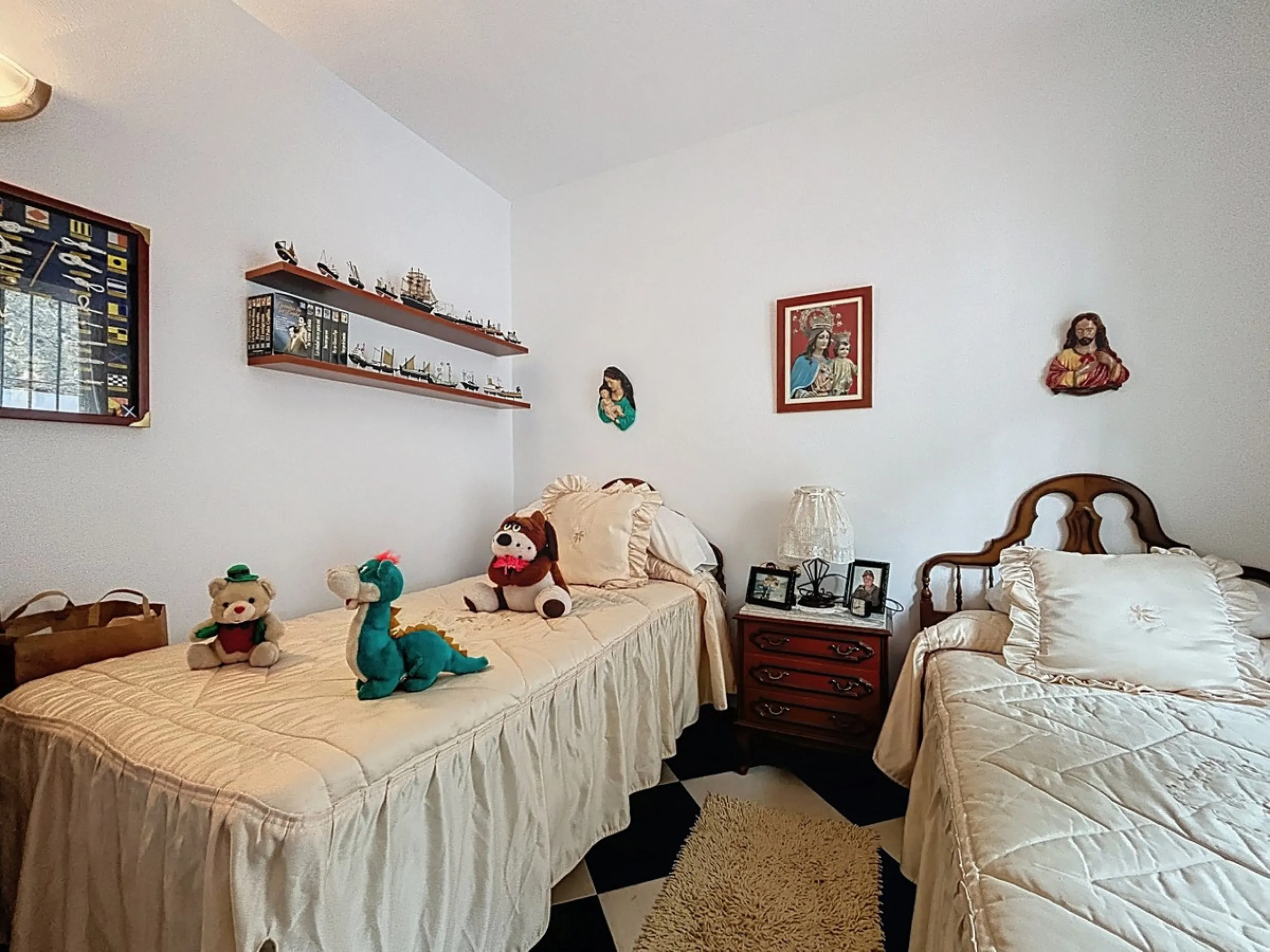 Move in, feel at home and enjoy life this charming, detached house, built in 2013, combines modern comfort with rural tranquility. Its the perfect place for those who value independence, space and privacy. At the heart of the home is the spacious living r