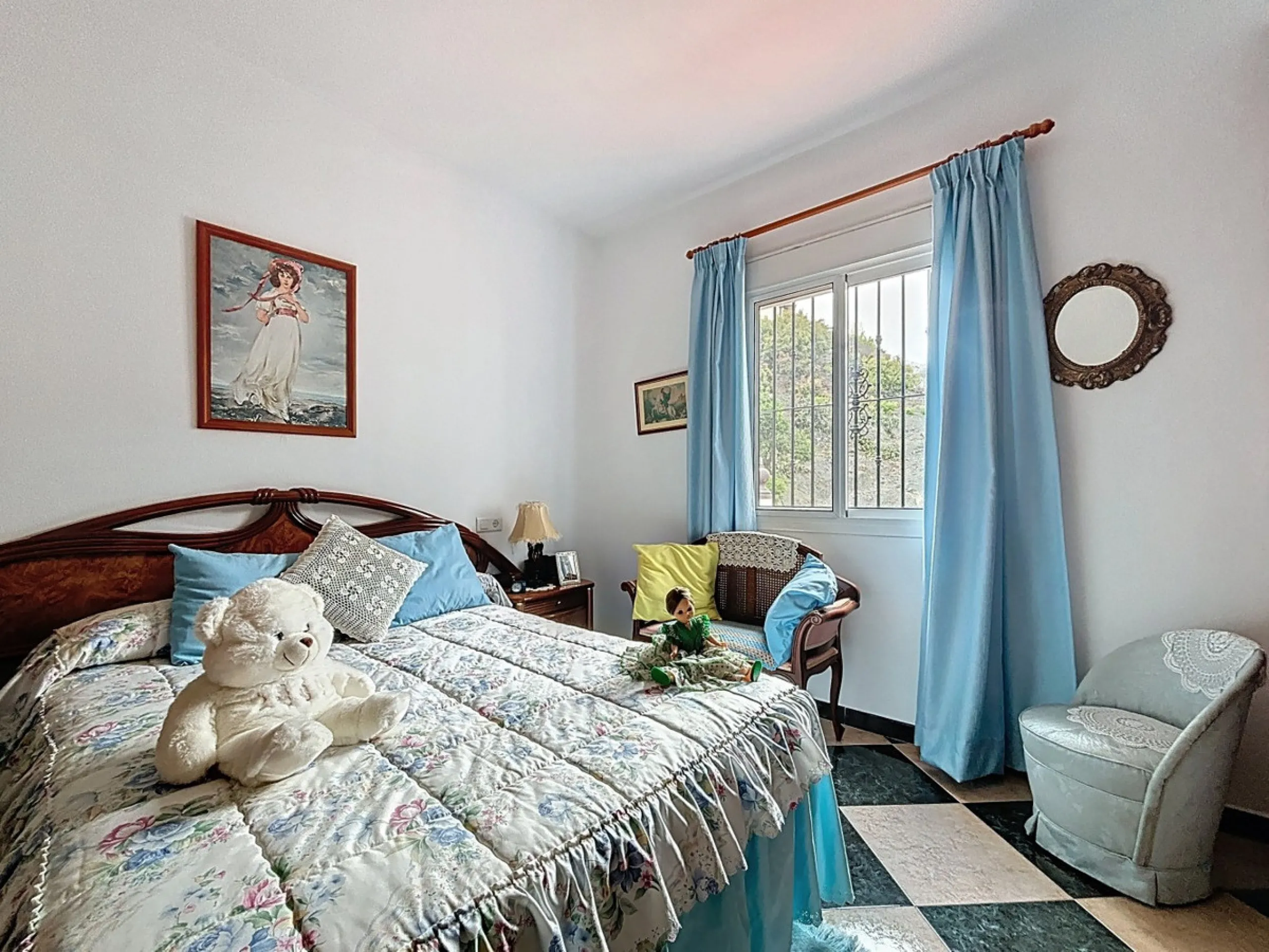 Move in, feel at home and enjoy life this charming, detached house, built in 2013, combines modern comfort with rural tranquility. Its the perfect place for those who value independence, space and privacy. At the heart of the home is the spacious living r