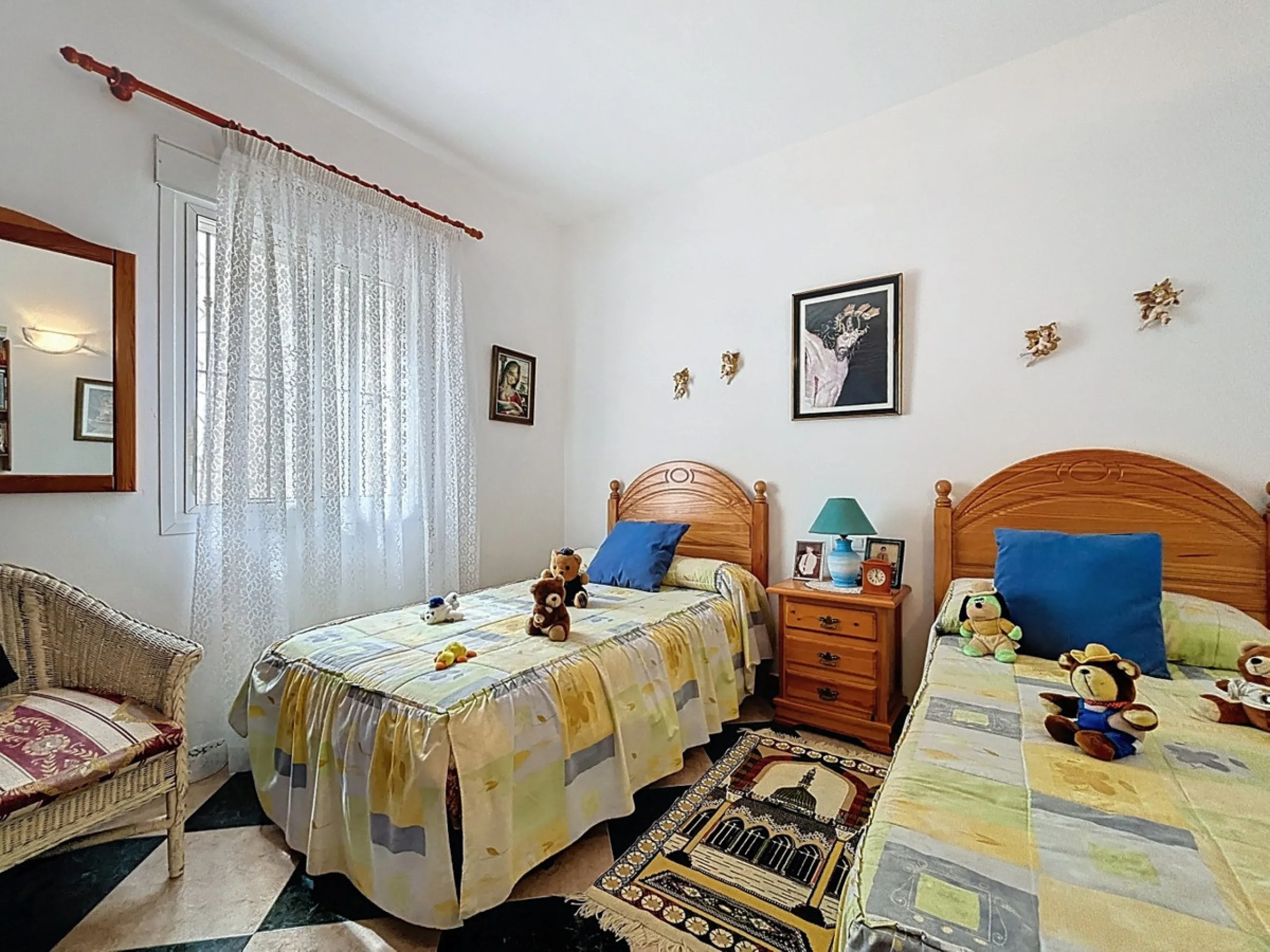 Move in, feel at home and enjoy life this charming, detached house, built in 2013, combines modern comfort with rural tranquility. Its the perfect place for those who value independence, space and privacy. At the heart of the home is the spacious living r