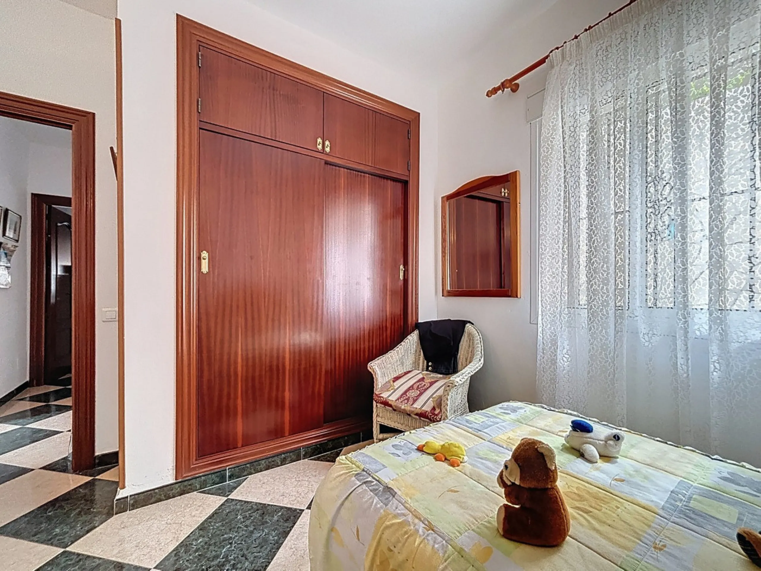 Move in, feel at home and enjoy life this charming, detached house, built in 2013, combines modern comfort with rural tranquility. Its the perfect place for those who value independence, space and privacy. At the heart of the home is the spacious living r