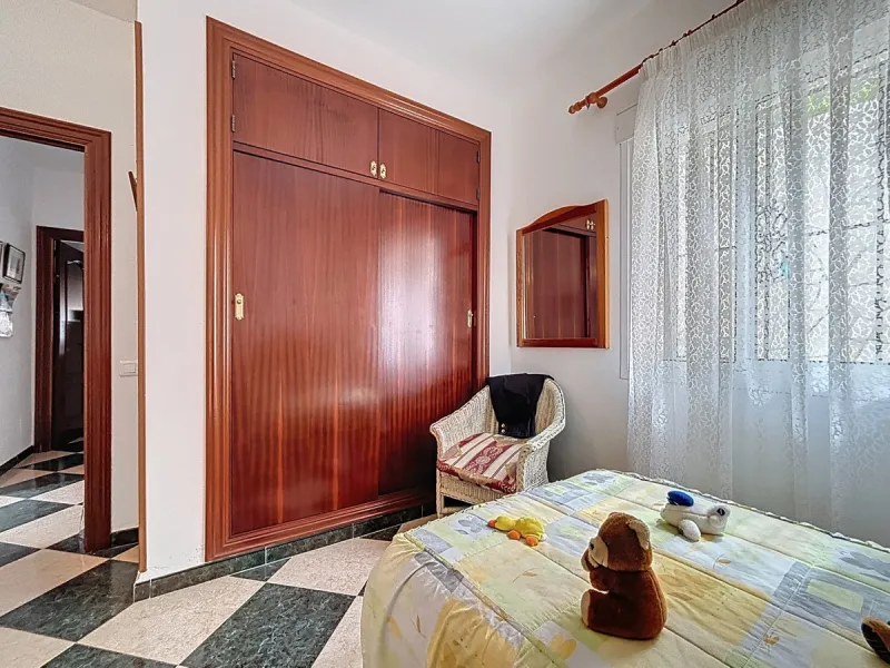 Move in, feel at home and enjoy life this charming, detached house, built in 2013, combines modern comfort with rural tranquility. Its the perfect place for those who value independence, space and privacy. At the heart of the home is the spacious living r