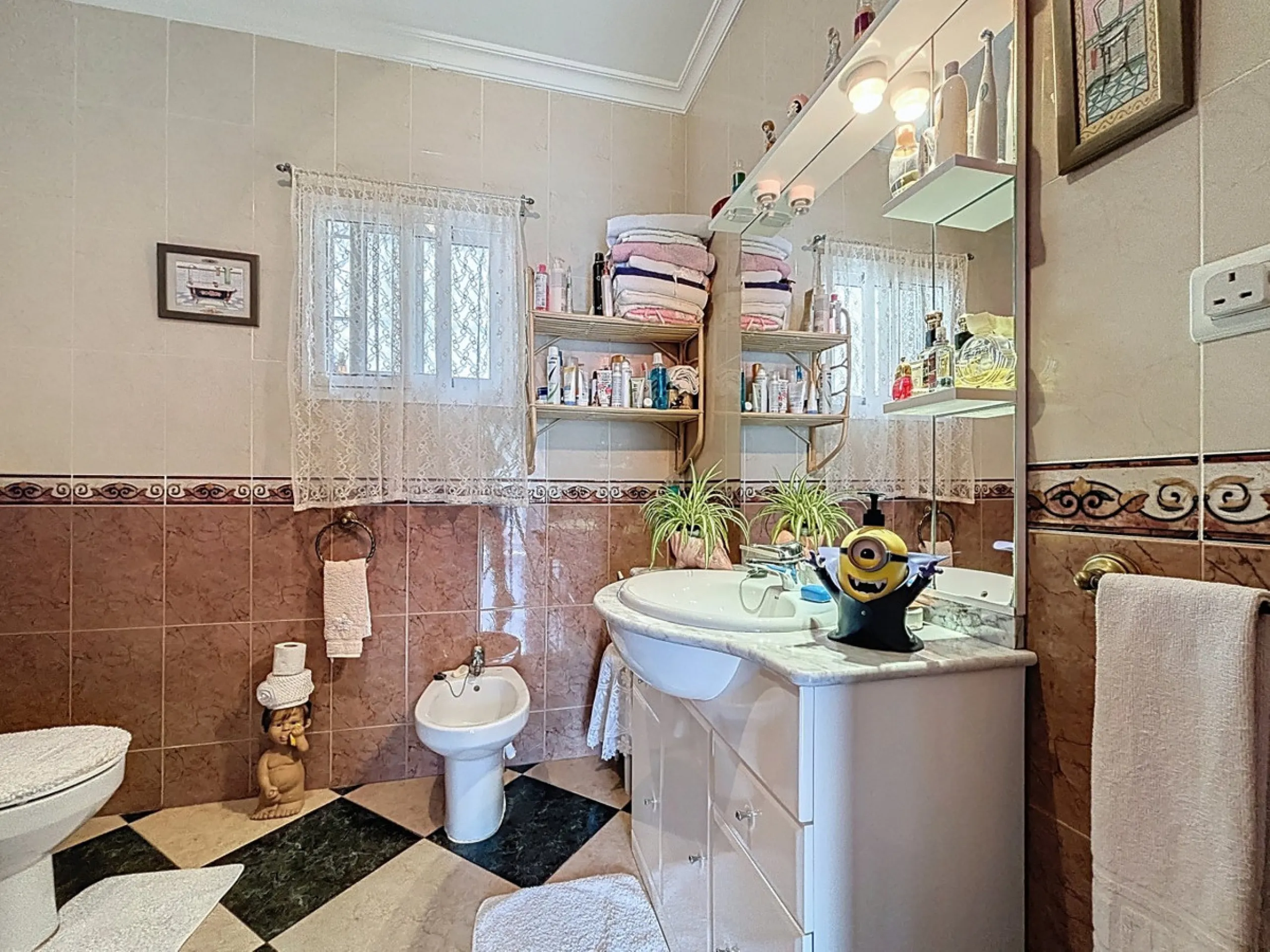 Move in, feel at home and enjoy life this charming, detached house, built in 2013, combines modern comfort with rural tranquility. Its the perfect place for those who value independence, space and privacy. At the heart of the home is the spacious living r