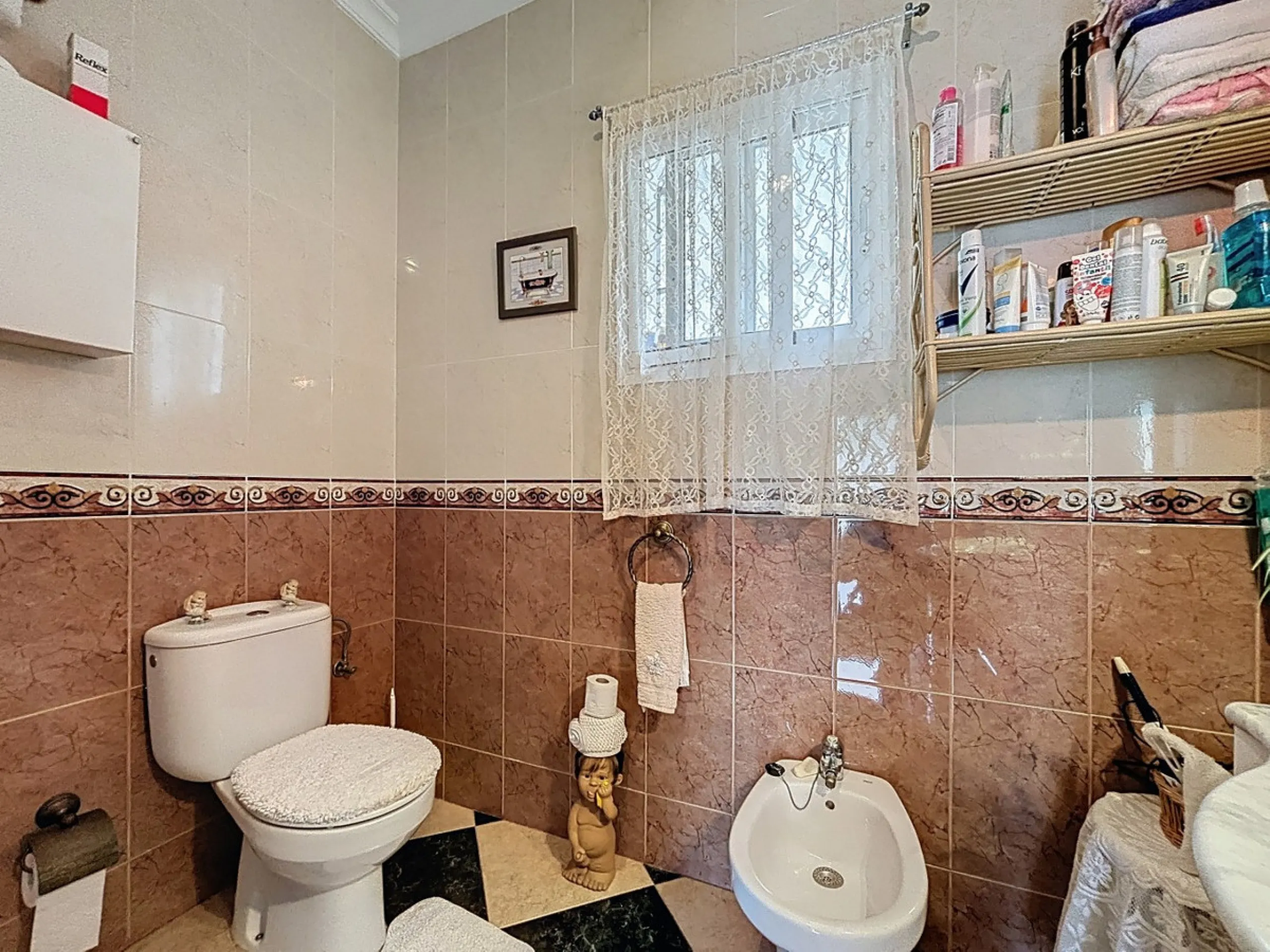 Move in, feel at home and enjoy life this charming, detached house, built in 2013, combines modern comfort with rural tranquility. Its the perfect place for those who value independence, space and privacy. At the heart of the home is the spacious living r