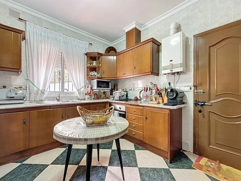 Move in, feel at home and enjoy life this charming, detached house, built in 2013, combines modern comfort with rural tranquility. Its the perfect place for those who value independence, space and privacy. At the heart of the home is the spacious living r