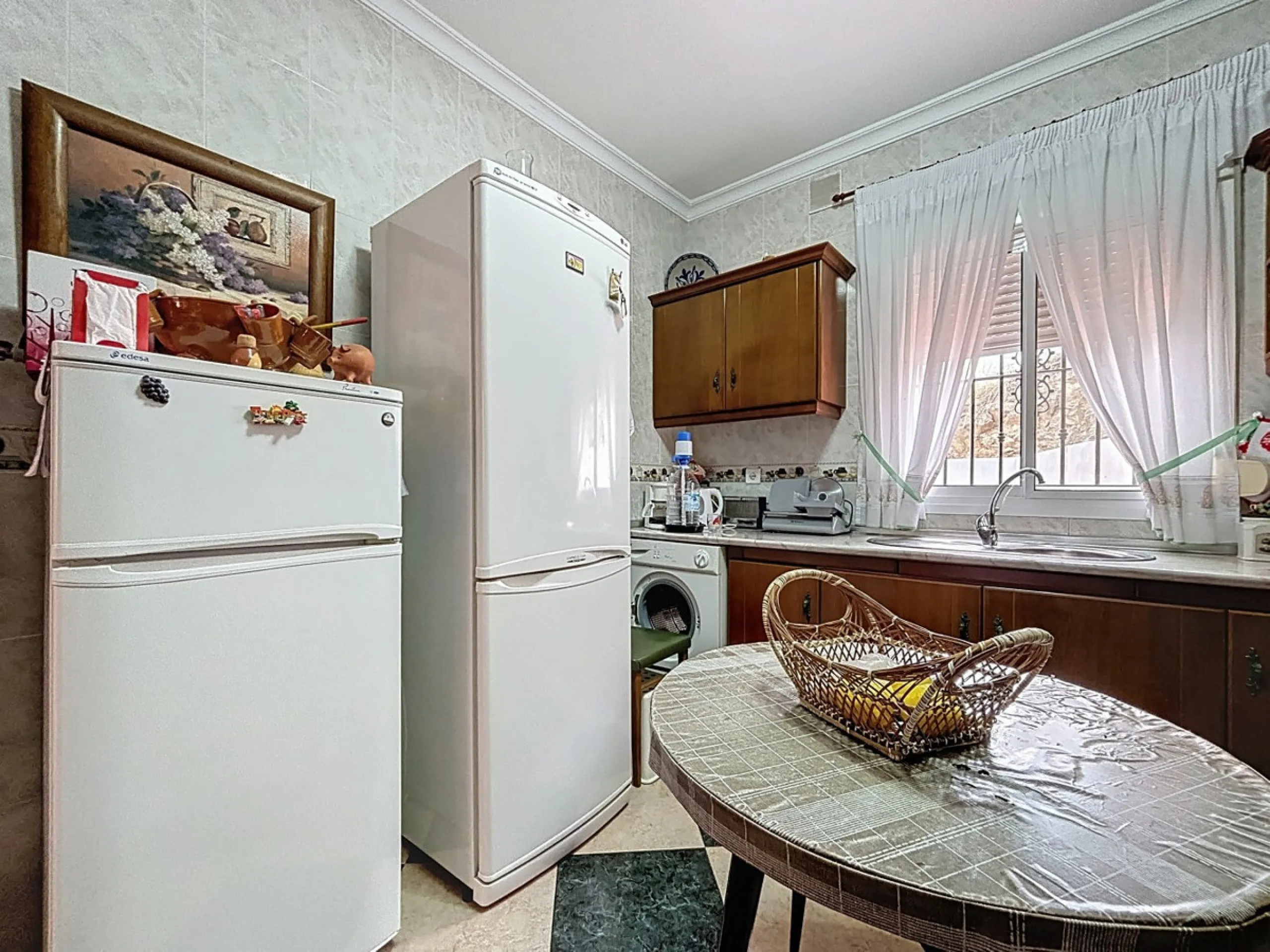 Move in, feel at home and enjoy life this charming, detached house, built in 2013, combines modern comfort with rural tranquility. Its the perfect place for those who value independence, space and privacy. At the heart of the home is the spacious living r