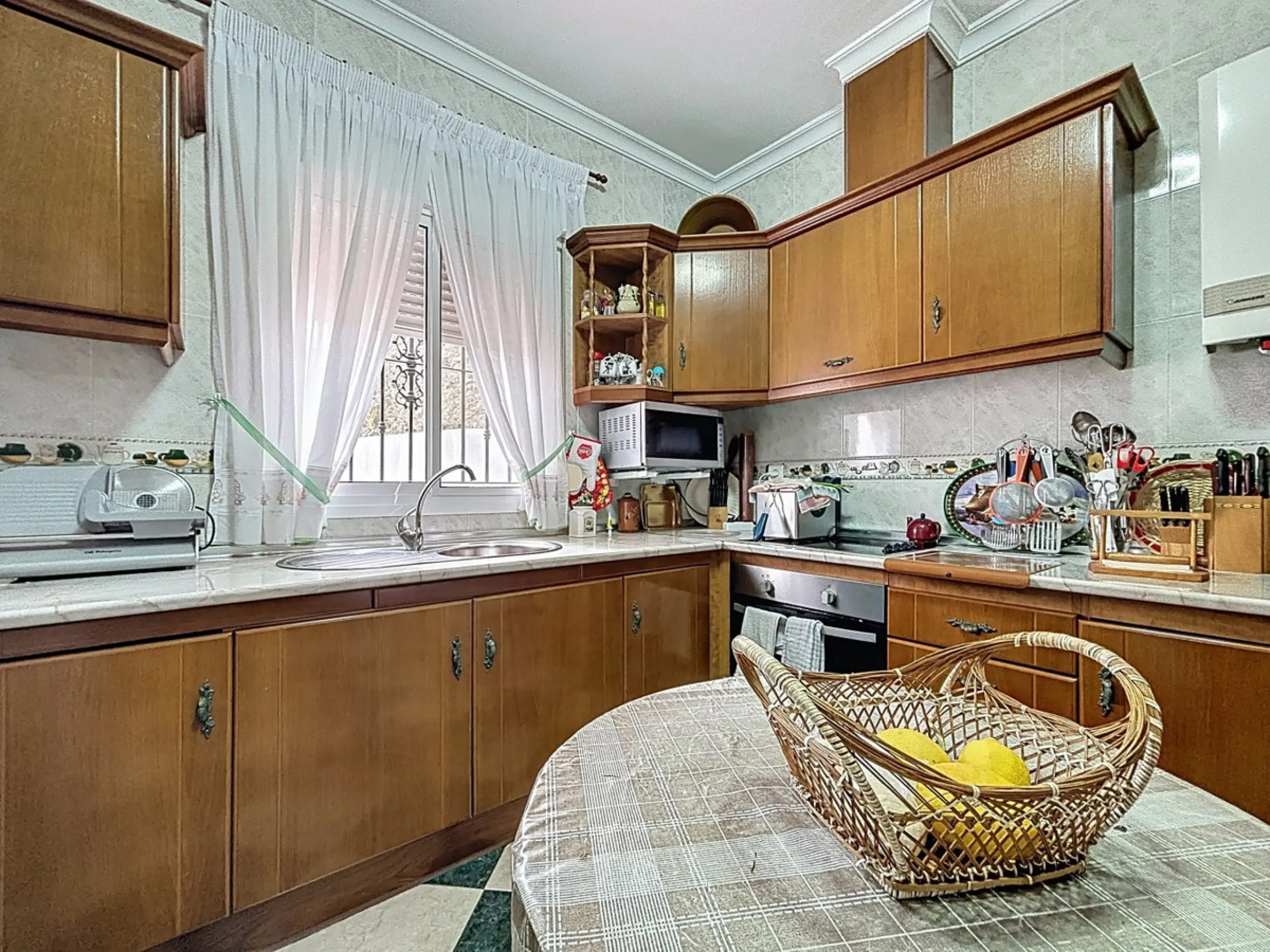 Move in, feel at home and enjoy life this charming, detached house, built in 2013, combines modern comfort with rural tranquility. Its the perfect place for those who value independence, space and privacy. At the heart of the home is the spacious living r