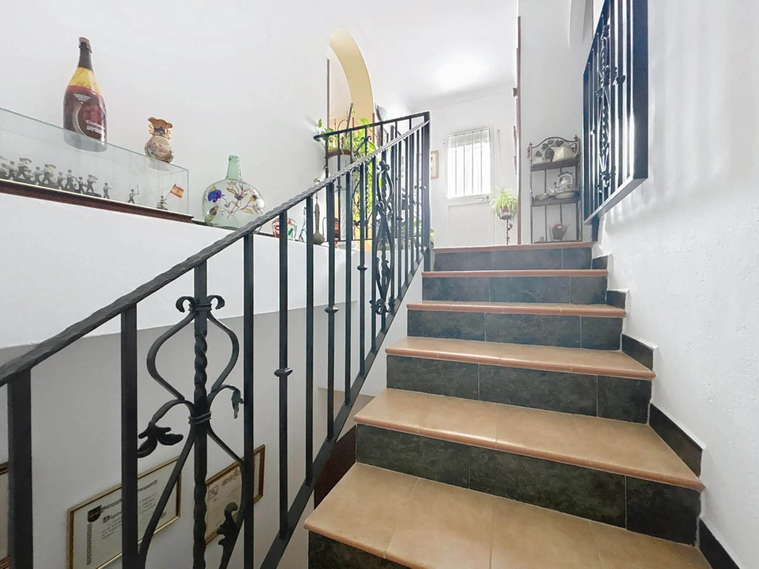 Move in, feel at home and enjoy life this charming, detached house, built in 2013, combines modern comfort with rural tranquility. Its the perfect place for those who value independence, space and privacy. At the heart of the home is the spacious living r