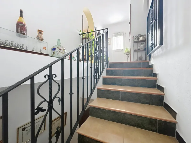 Move in, feel at home and enjoy life this charming, detached house, built in 2013, combines modern comfort with rural tranquility. Its the perfect place for those who value independence, space and privacy. At the heart of the home is the spacious living r