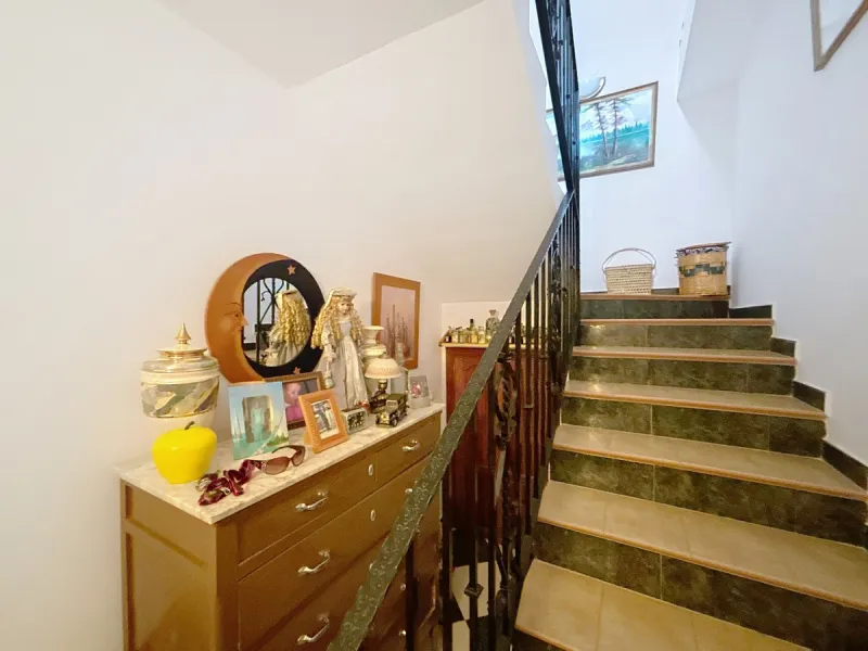 Move in, feel at home and enjoy life this charming, detached house, built in 2013, combines modern comfort with rural tranquility. Its the perfect place for those who value independence, space and privacy. At the heart of the home is the spacious living r