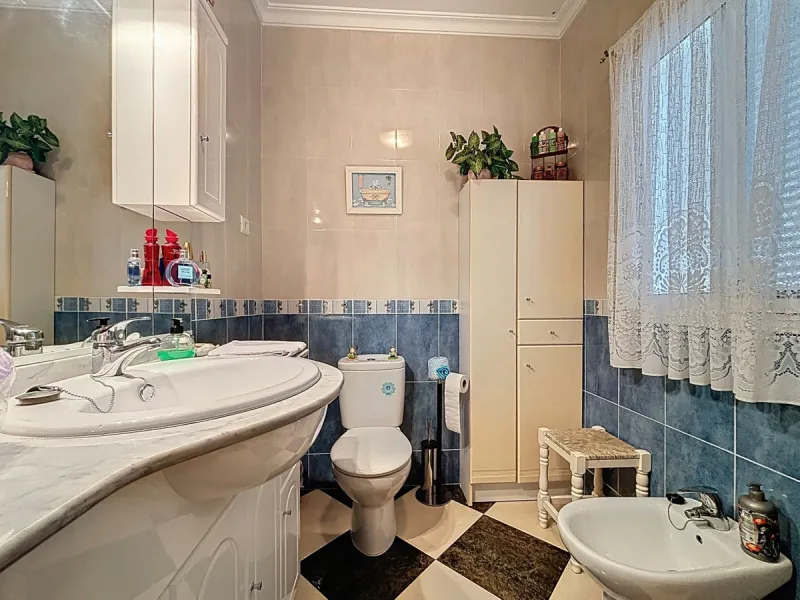 Move in, feel at home and enjoy life this charming, detached house, built in 2013, combines modern comfort with rural tranquility. Its the perfect place for those who value independence, space and privacy. At the heart of the home is the spacious living r