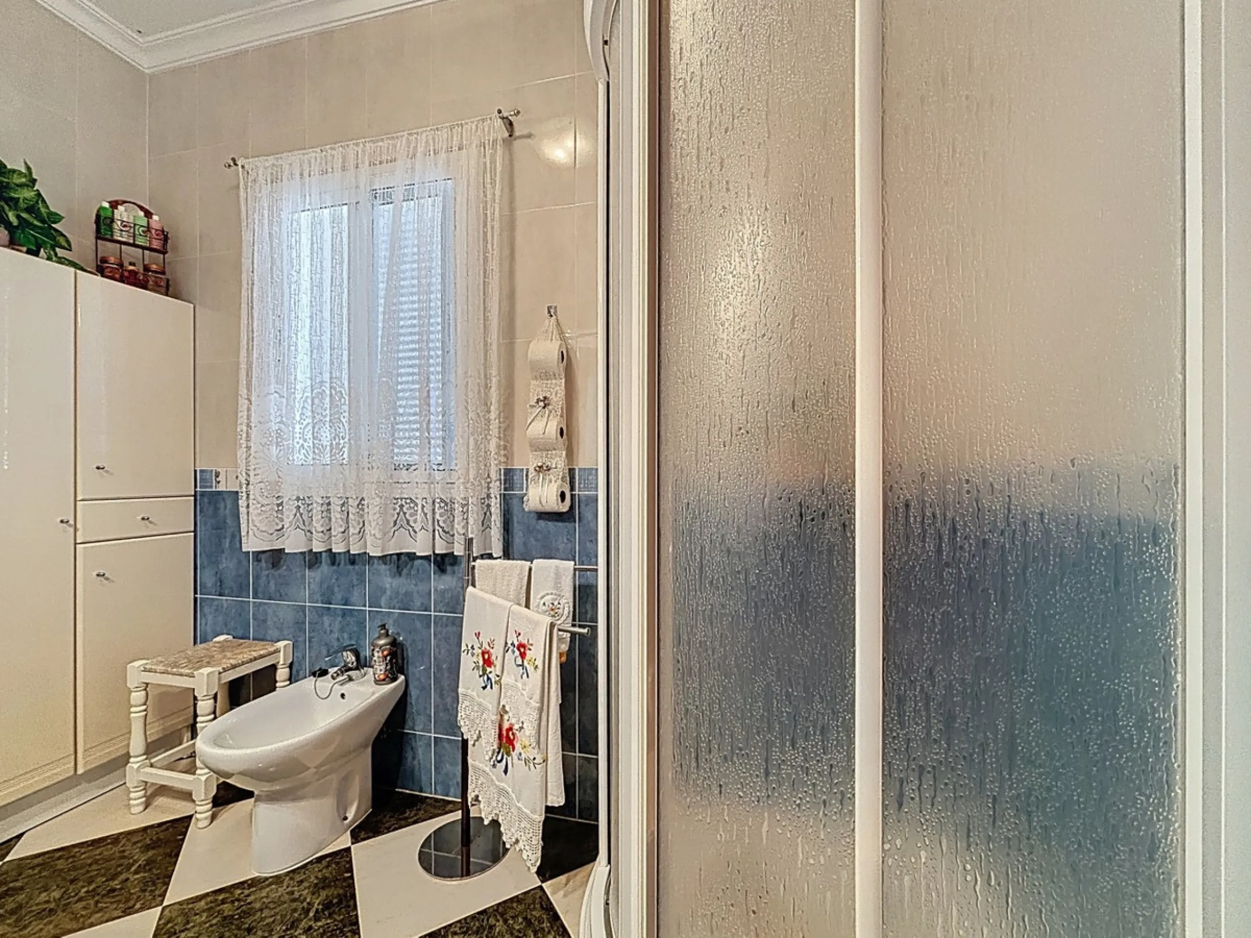 Move in, feel at home and enjoy life this charming, detached house, built in 2013, combines modern comfort with rural tranquility. Its the perfect place for those who value independence, space and privacy. At the heart of the home is the spacious living r