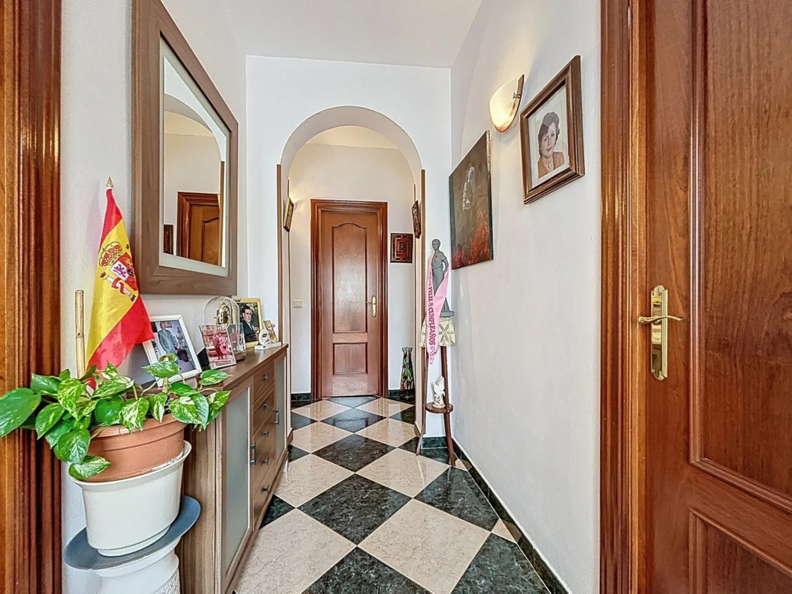 Move in, feel at home and enjoy life this charming, detached house, built in 2013, combines modern comfort with rural tranquility. Its the perfect place for those who value independence, space and privacy. At the heart of the home is the spacious living r