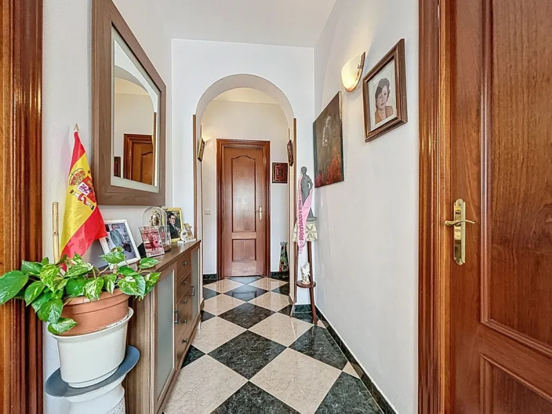 Move in, feel at home and enjoy life this charming, detached house, built in 2013, combines modern comfort with rural tranquility. Its the perfect place for those who value independence, space and privacy. At the heart of the home is the spacious living r