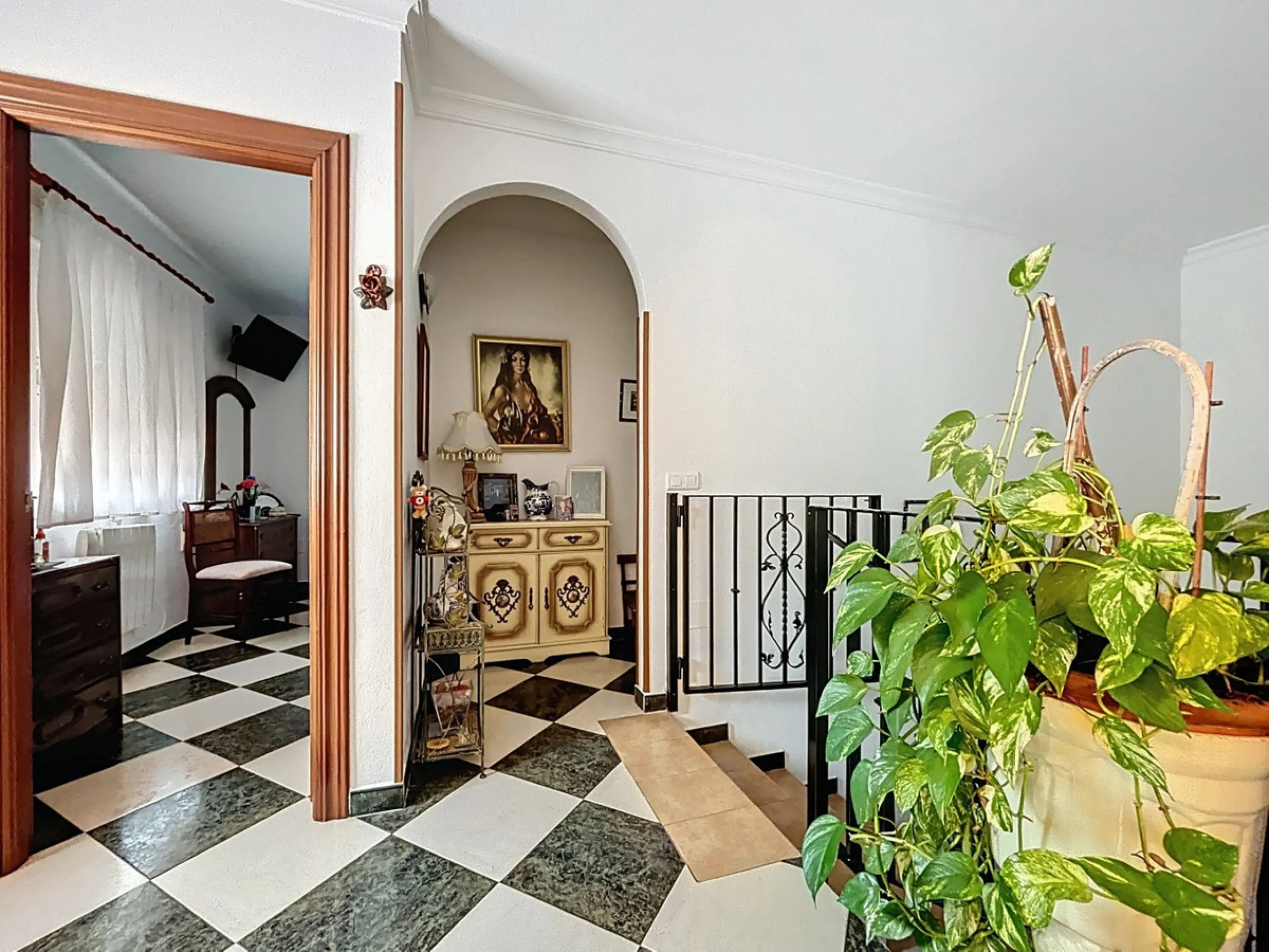 Move in, feel at home and enjoy life this charming, detached house, built in 2013, combines modern comfort with rural tranquility. Its the perfect place for those who value independence, space and privacy. At the heart of the home is the spacious living r