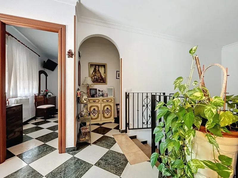 Move in, feel at home and enjoy life this charming, detached house, built in 2013, combines modern comfort with rural tranquility. Its the perfect place for those who value independence, space and privacy. At the heart of the home is the spacious living r