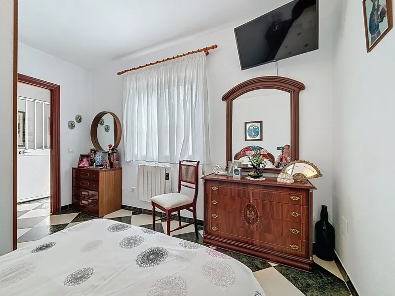 Move in, feel at home and enjoy life this charming, detached house, built in 2013, combines modern comfort with rural tranquility. Its the perfect place for those who value independence, space and privacy. At the heart of the home is the spacious living r