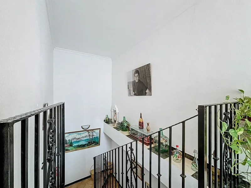 Move in, feel at home and enjoy life this charming, detached house, built in 2013, combines modern comfort with rural tranquility. Its the perfect place for those who value independence, space and privacy. At the heart of the home is the spacious living r
