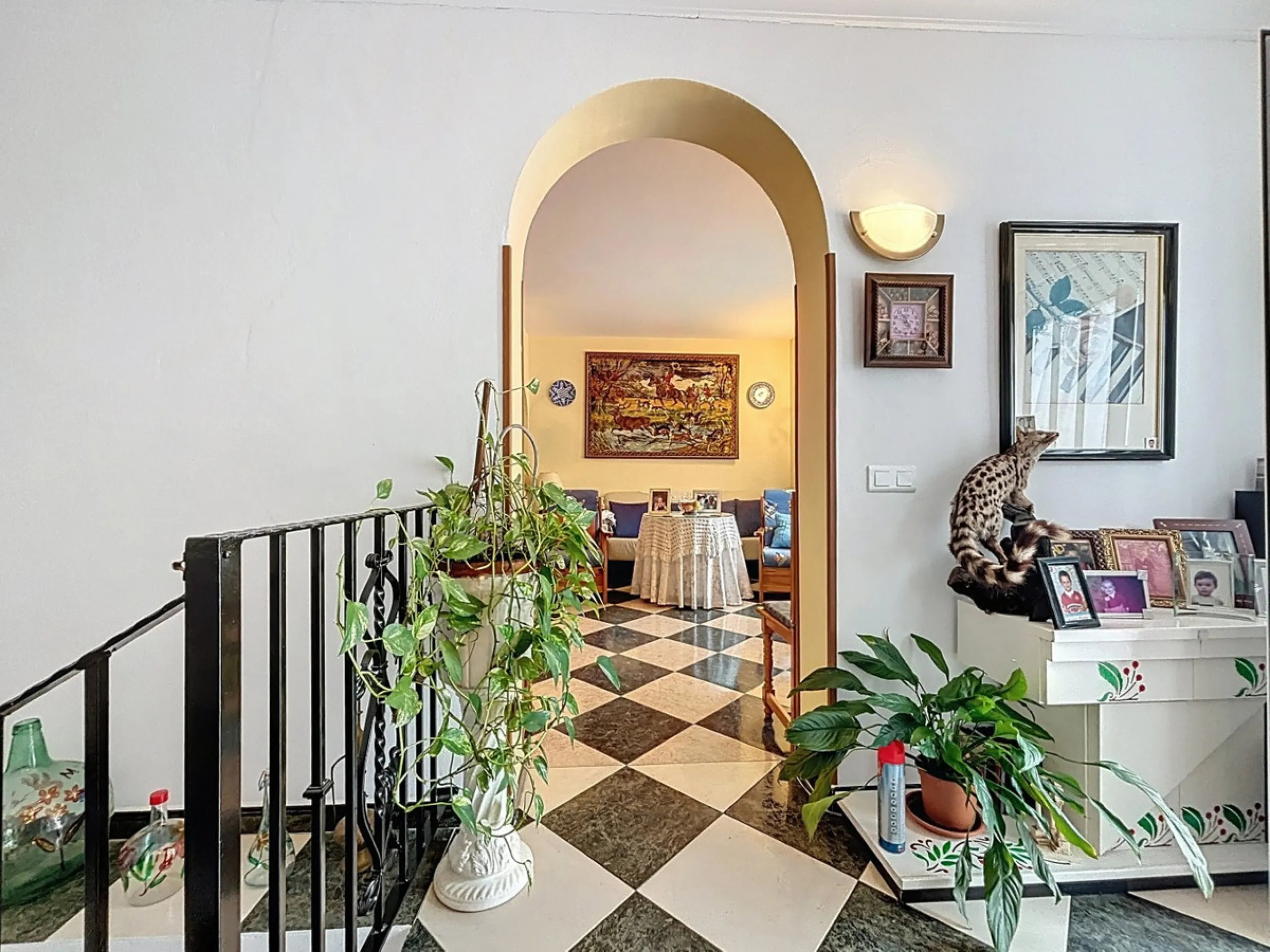 Move in, feel at home and enjoy life this charming, detached house, built in 2013, combines modern comfort with rural tranquility. Its the perfect place for those who value independence, space and privacy. At the heart of the home is the spacious living r