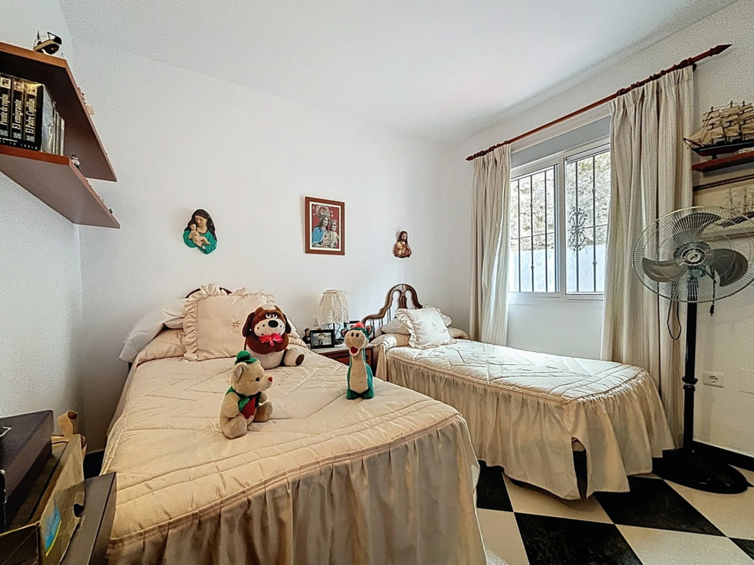 Move in, feel at home and enjoy life this charming, detached house, built in 2013, combines modern comfort with rural tranquility. Its the perfect place for those who value independence, space and privacy. At the heart of the home is the spacious living r
