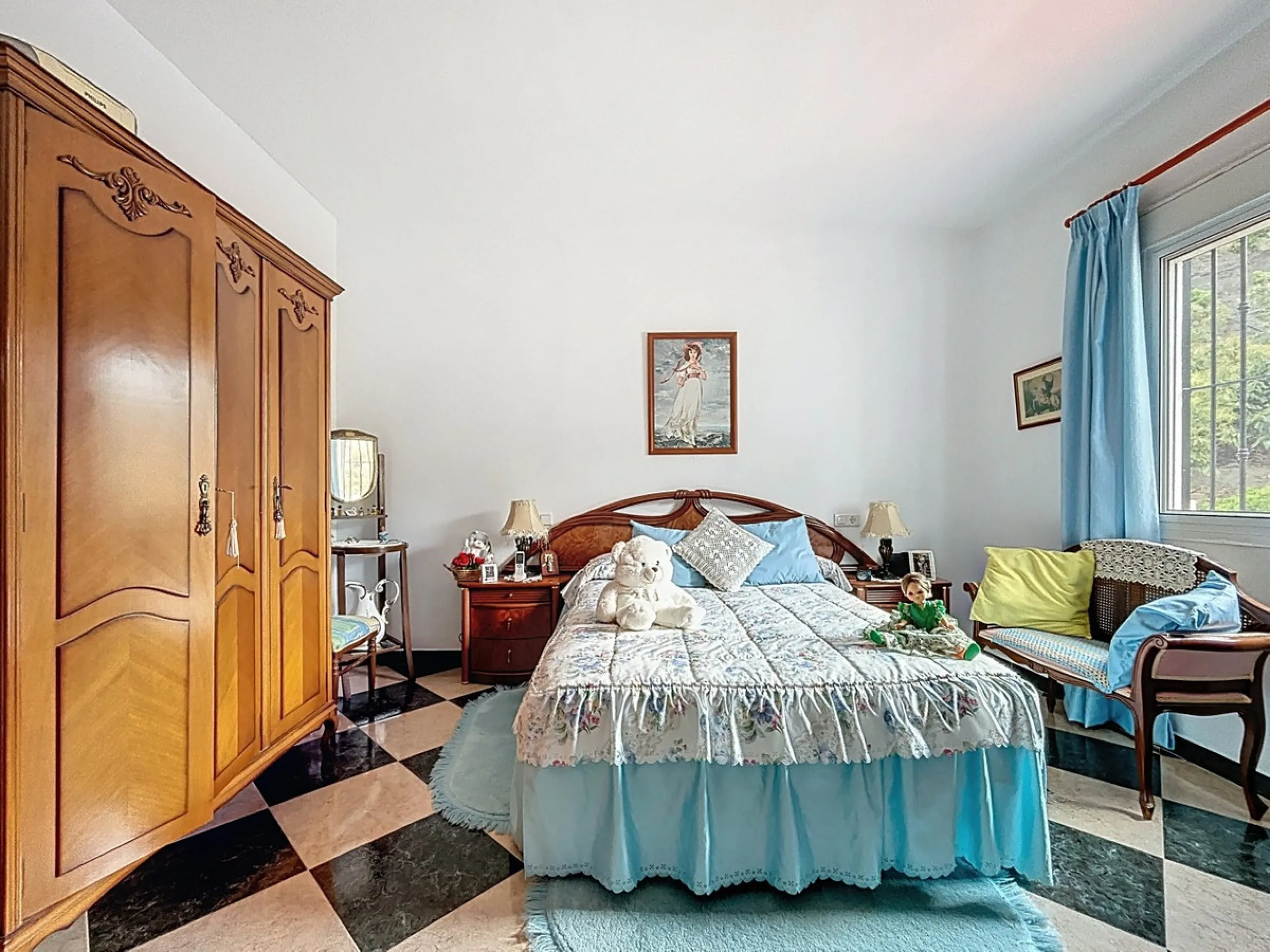 Move in, feel at home and enjoy life this charming, detached house, built in 2013, combines modern comfort with rural tranquility. Its the perfect place for those who value independence, space and privacy. At the heart of the home is the spacious living r
