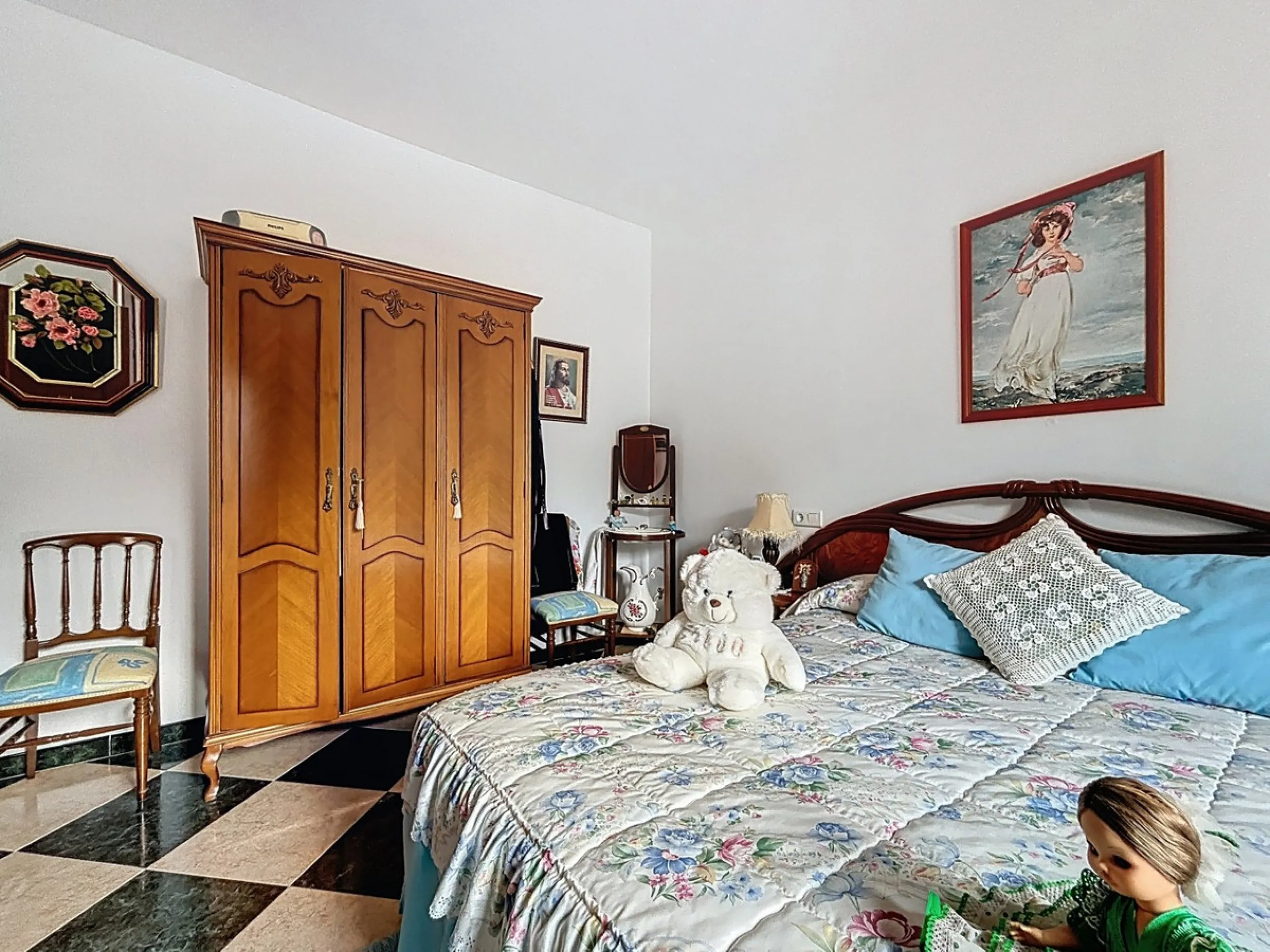 Move in, feel at home and enjoy life this charming, detached house, built in 2013, combines modern comfort with rural tranquility. Its the perfect place for those who value independence, space and privacy. At the heart of the home is the spacious living r