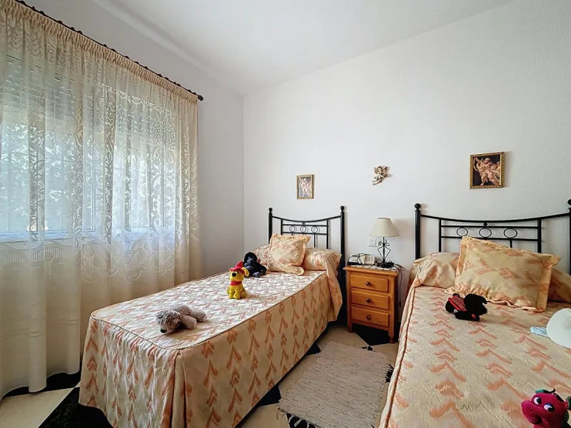Move in, feel at home and enjoy life this charming, detached house, built in 2013, combines modern comfort with rural tranquility. Its the perfect place for those who value independence, space and privacy. At the heart of the home is the spacious living r