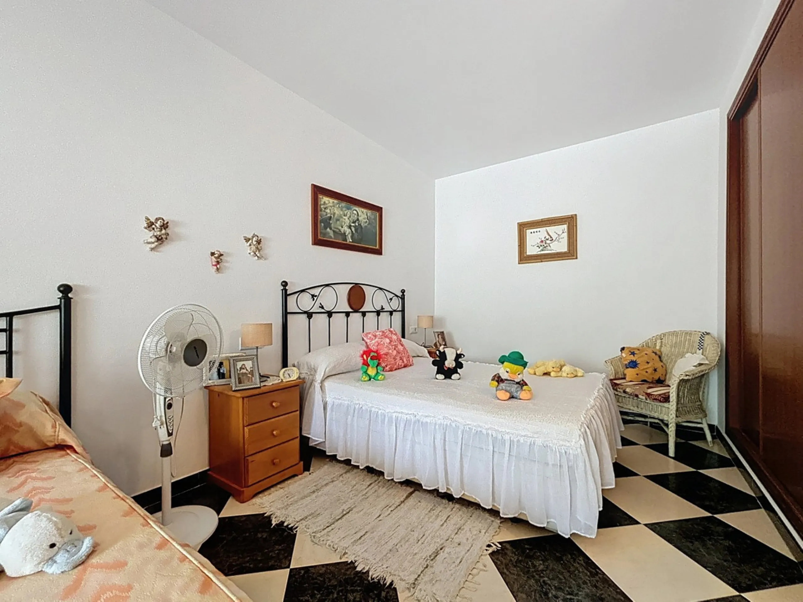 Move in, feel at home and enjoy life this charming, detached house, built in 2013, combines modern comfort with rural tranquility. Its the perfect place for those who value independence, space and privacy. At the heart of the home is the spacious living r