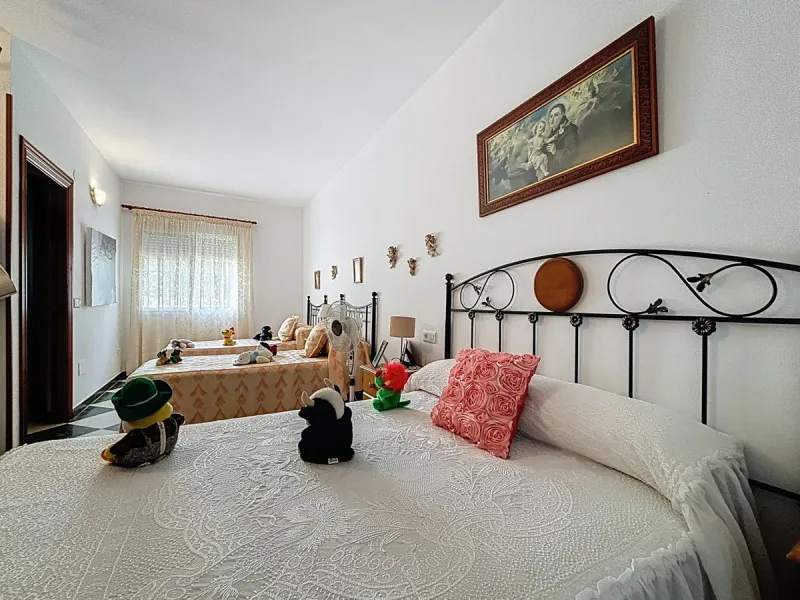 Move in, feel at home and enjoy life this charming, detached house, built in 2013, combines modern comfort with rural tranquility. Its the perfect place for those who value independence, space and privacy. At the heart of the home is the spacious living r
