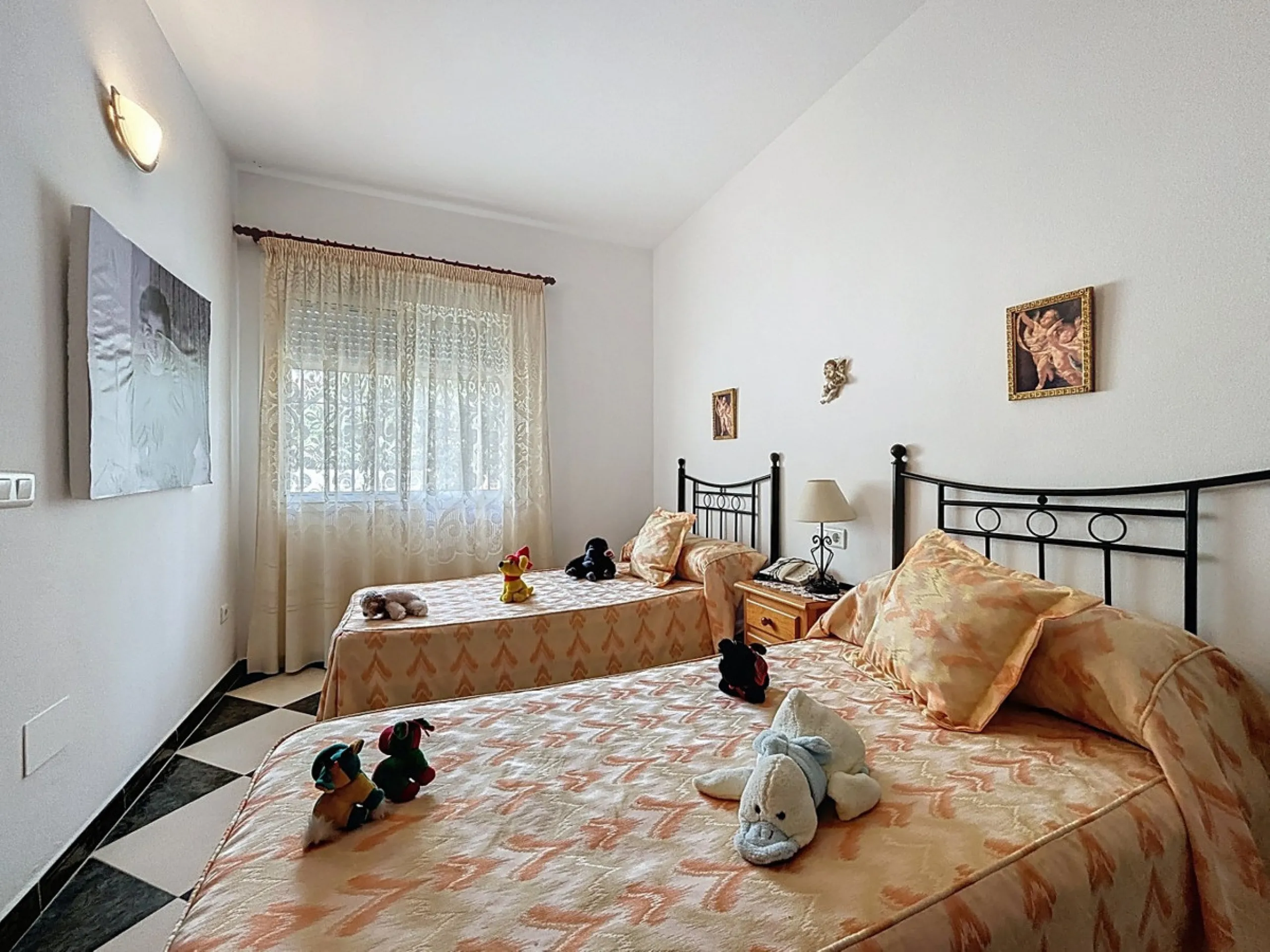 Move in, feel at home and enjoy life this charming, detached house, built in 2013, combines modern comfort with rural tranquility. Its the perfect place for those who value independence, space and privacy. At the heart of the home is the spacious living r