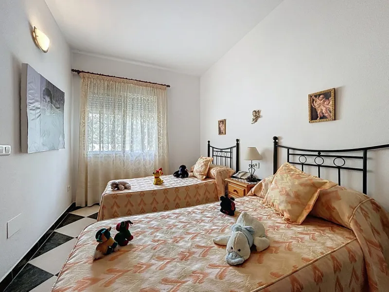 Move in, feel at home and enjoy life this charming, detached house, built in 2013, combines modern comfort with rural tranquility. Its the perfect place for those who value independence, space and privacy. At the heart of the home is the spacious living r
