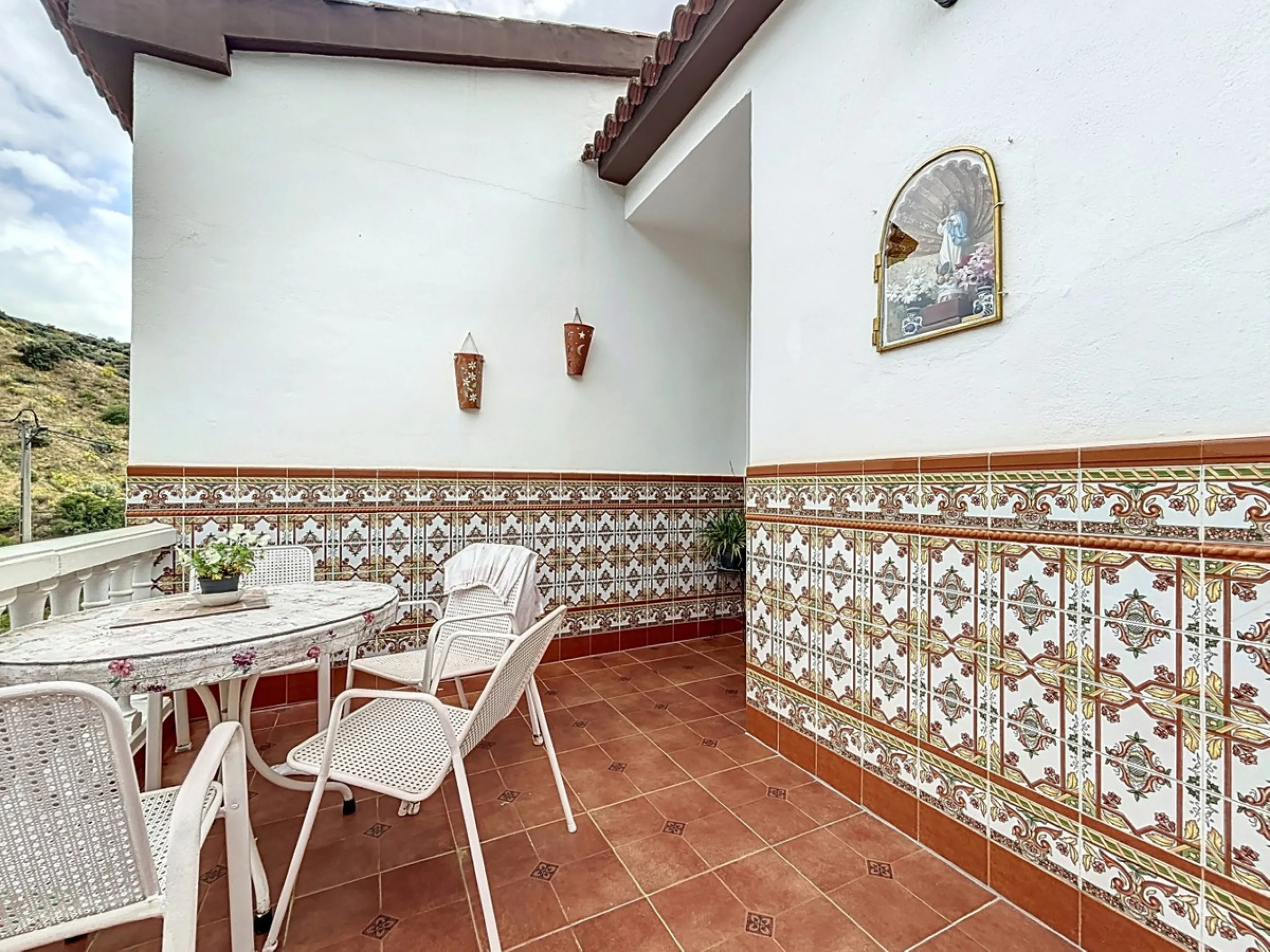 Move in, feel at home and enjoy life this charming, detached house, built in 2013, combines modern comfort with rural tranquility. Its the perfect place for those who value independence, space and privacy. At the heart of the home is the spacious living r