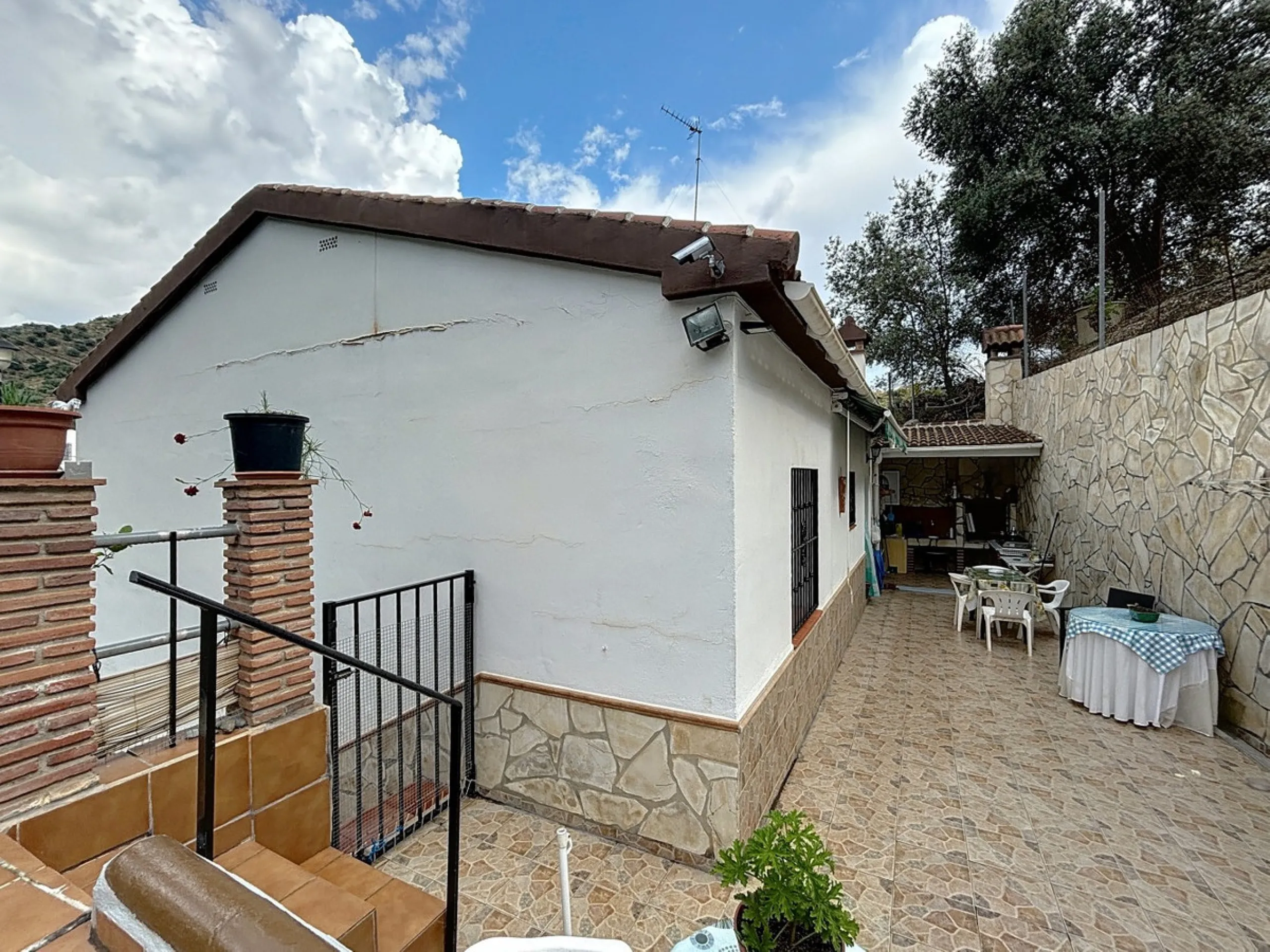 Move in, feel at home and enjoy life this charming, detached house, built in 2013, combines modern comfort with rural tranquility. Its the perfect place for those who value independence, space and privacy. At the heart of the home is the spacious living r