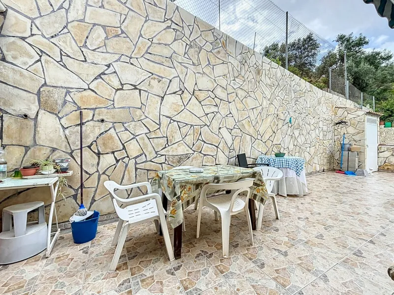 Move in, feel at home and enjoy life this charming, detached house, built in 2013, combines modern comfort with rural tranquility. Its the perfect place for those who value independence, space and privacy. At the heart of the home is the spacious living r