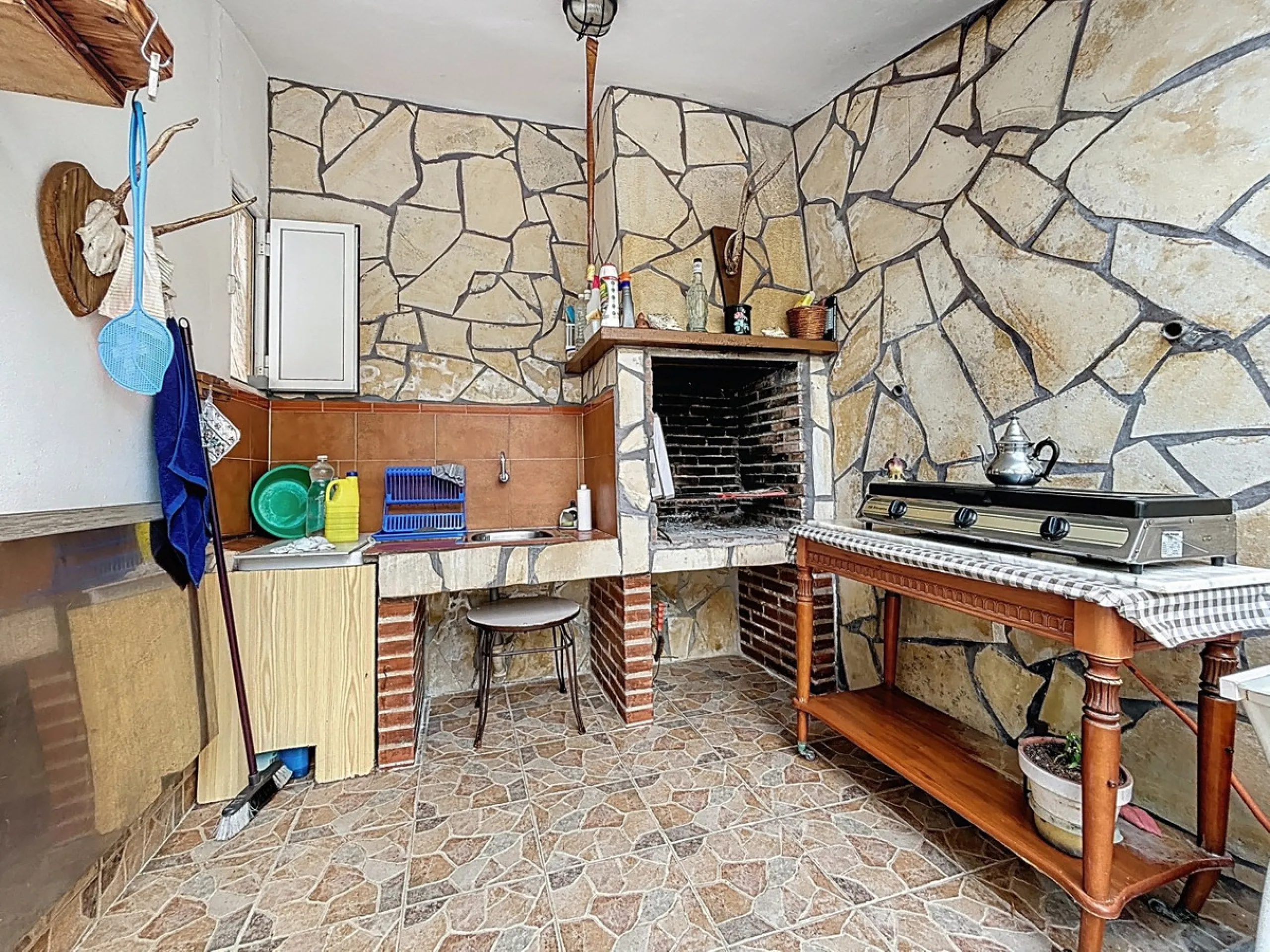 Move in, feel at home and enjoy life this charming, detached house, built in 2013, combines modern comfort with rural tranquility. Its the perfect place for those who value independence, space and privacy. At the heart of the home is the spacious living r