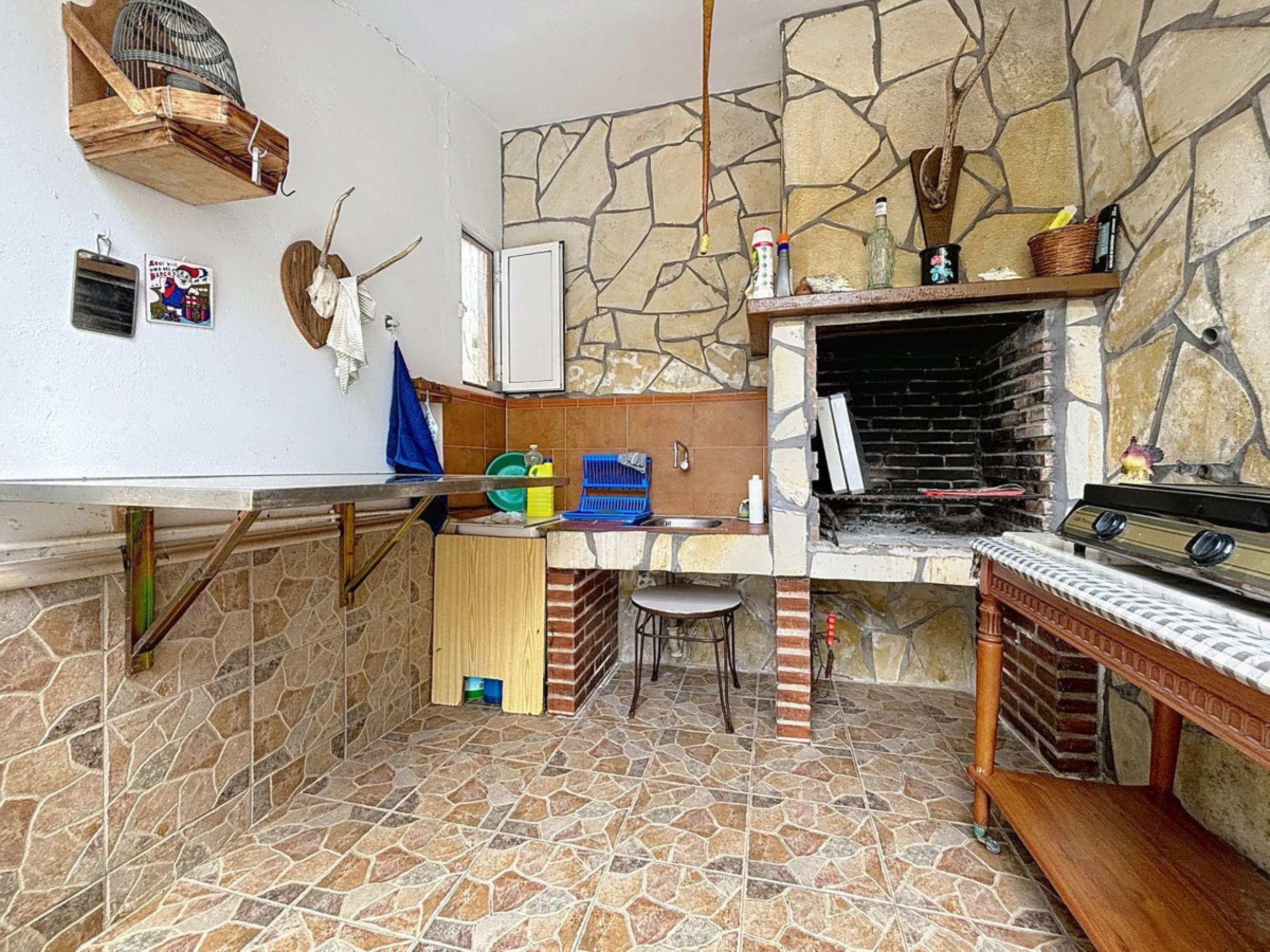 Move in, feel at home and enjoy life this charming, detached house, built in 2013, combines modern comfort with rural tranquility. Its the perfect place for those who value independence, space and privacy. At the heart of the home is the spacious living r