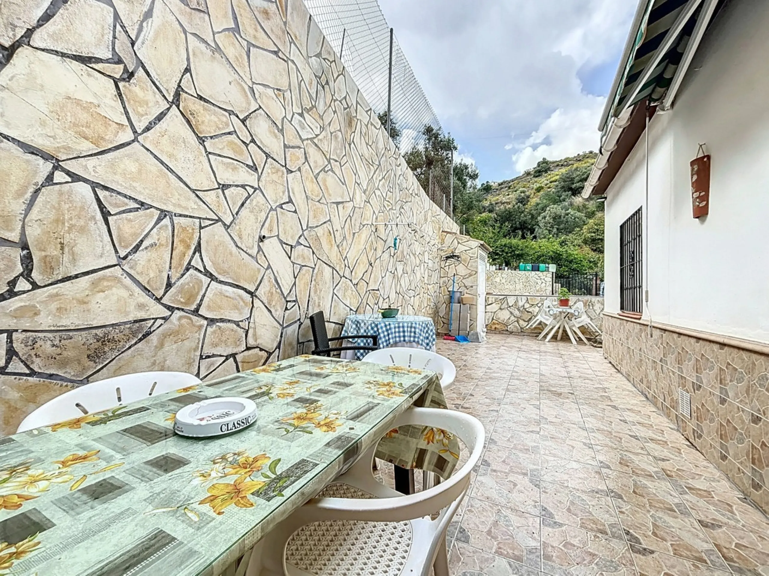 Move in, feel at home and enjoy life this charming, detached house, built in 2013, combines modern comfort with rural tranquility. Its the perfect place for those who value independence, space and privacy. At the heart of the home is the spacious living r