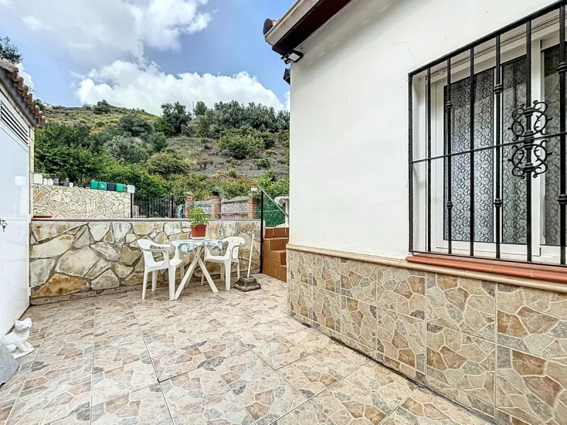 Move in, feel at home and enjoy life this charming, detached house, built in 2013, combines modern comfort with rural tranquility. Its the perfect place for those who value independence, space and privacy. At the heart of the home is the spacious living r