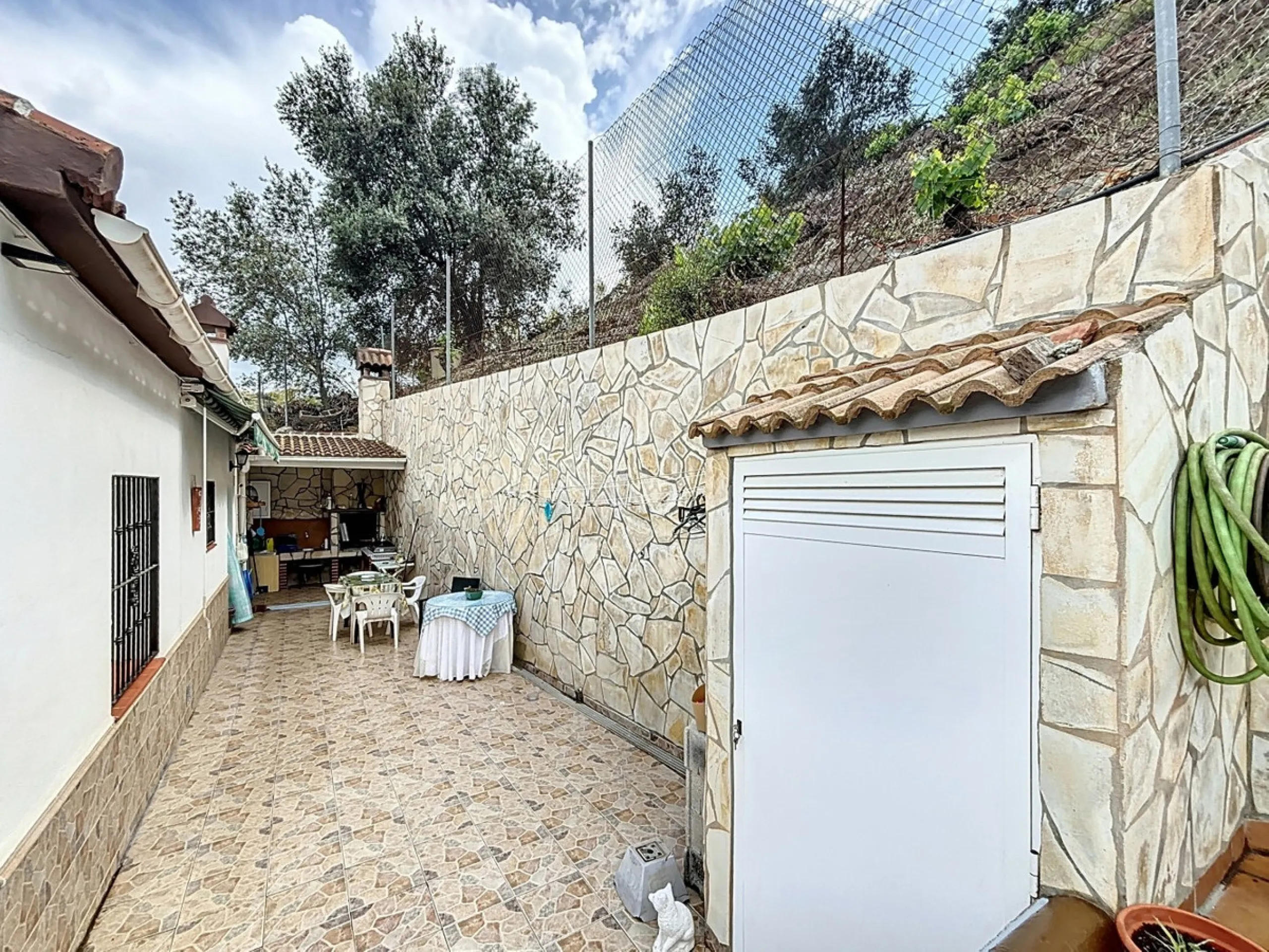 Move in, feel at home and enjoy life this charming, detached house, built in 2013, combines modern comfort with rural tranquility. Its the perfect place for those who value independence, space and privacy. At the heart of the home is the spacious living r