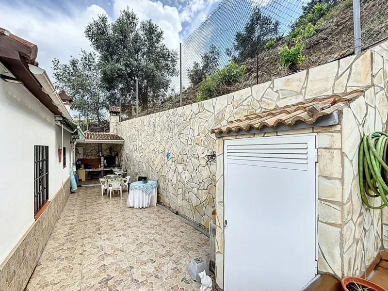 Move in, feel at home and enjoy life this charming, detached house, built in 2013, combines modern comfort with rural tranquility. Its the perfect place for those who value independence, space and privacy. At the heart of the home is the spacious living r